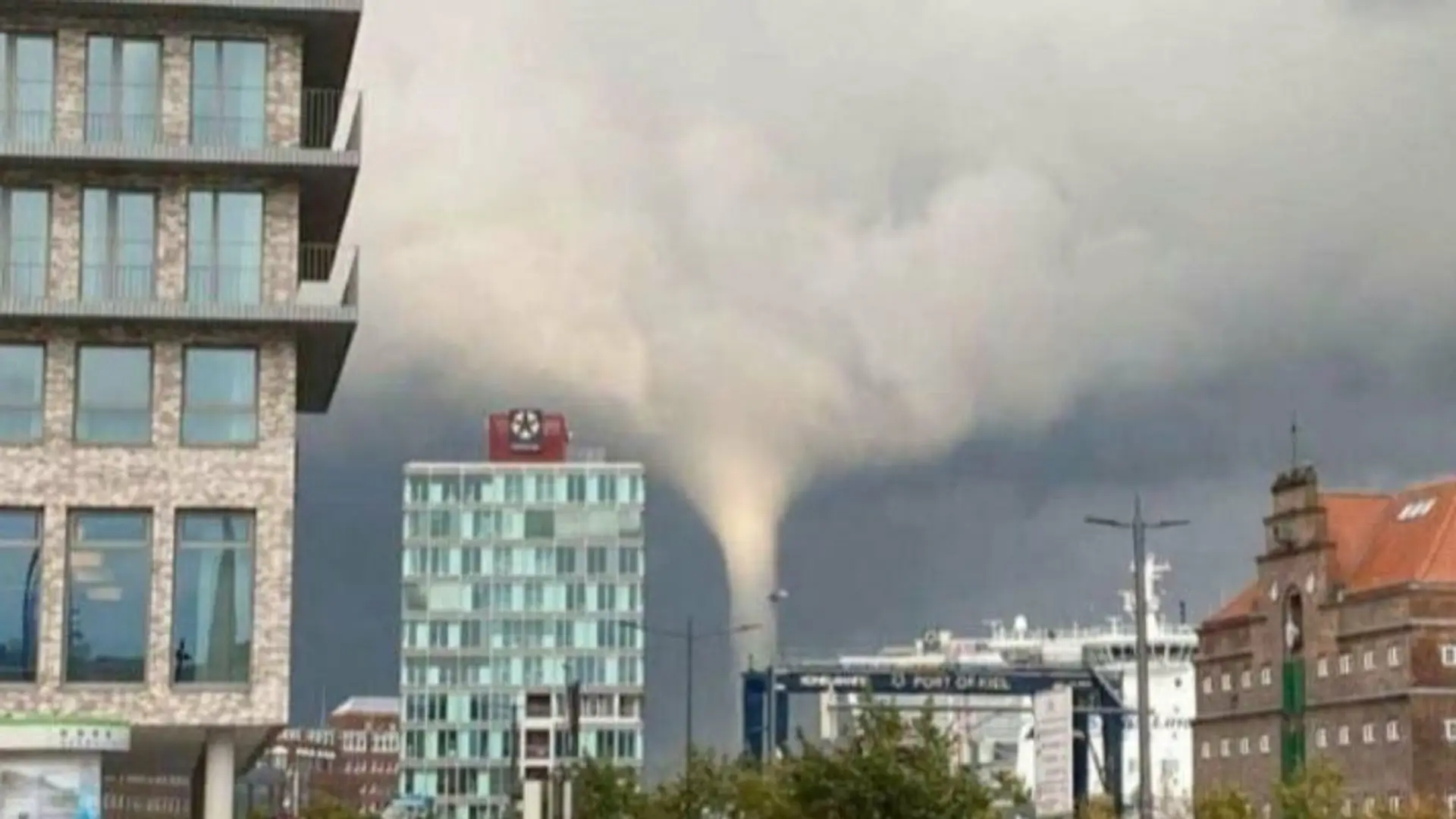 Na videosnímke tornádo vyčíňa v nemeckom meste Kiel.