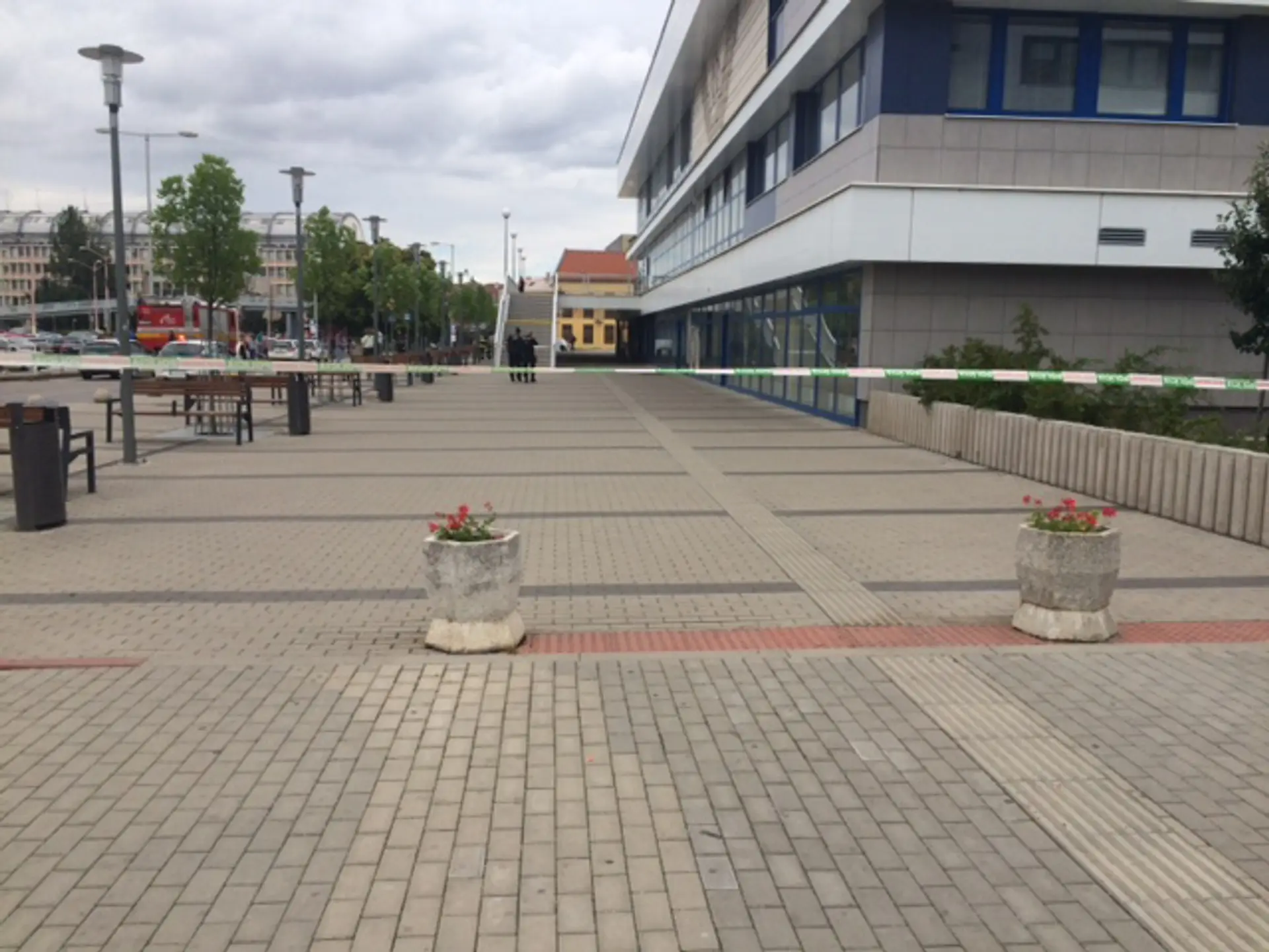 Pohľad na evakuovanú železničnú stanicu v Trnave s policajnými páskami.