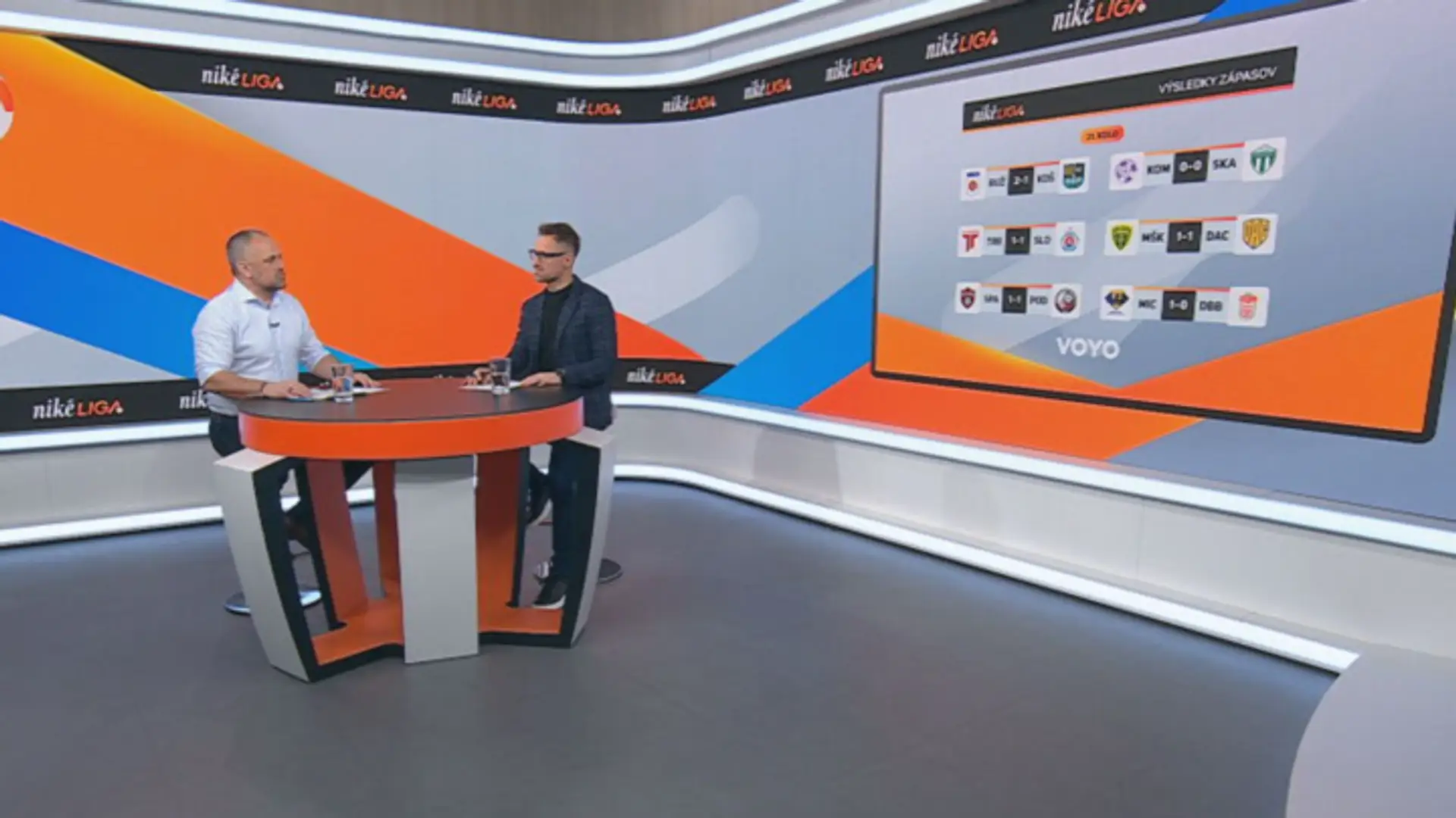 Moderátor Slavo Jurko a futbalový expert Stanislav Angelovič.