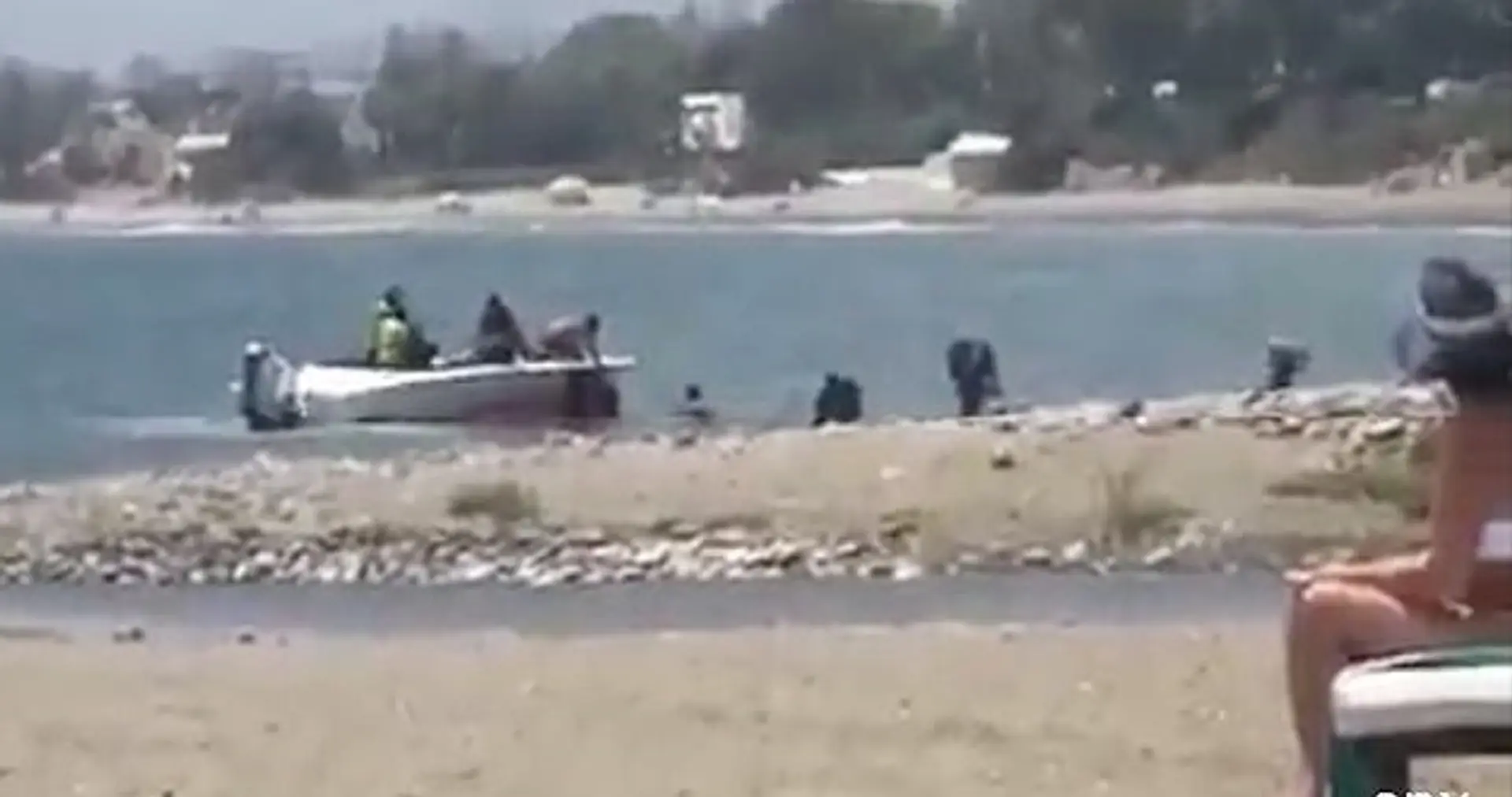 Turistky sedia v bare v letovisku Magaluf na Malorke.