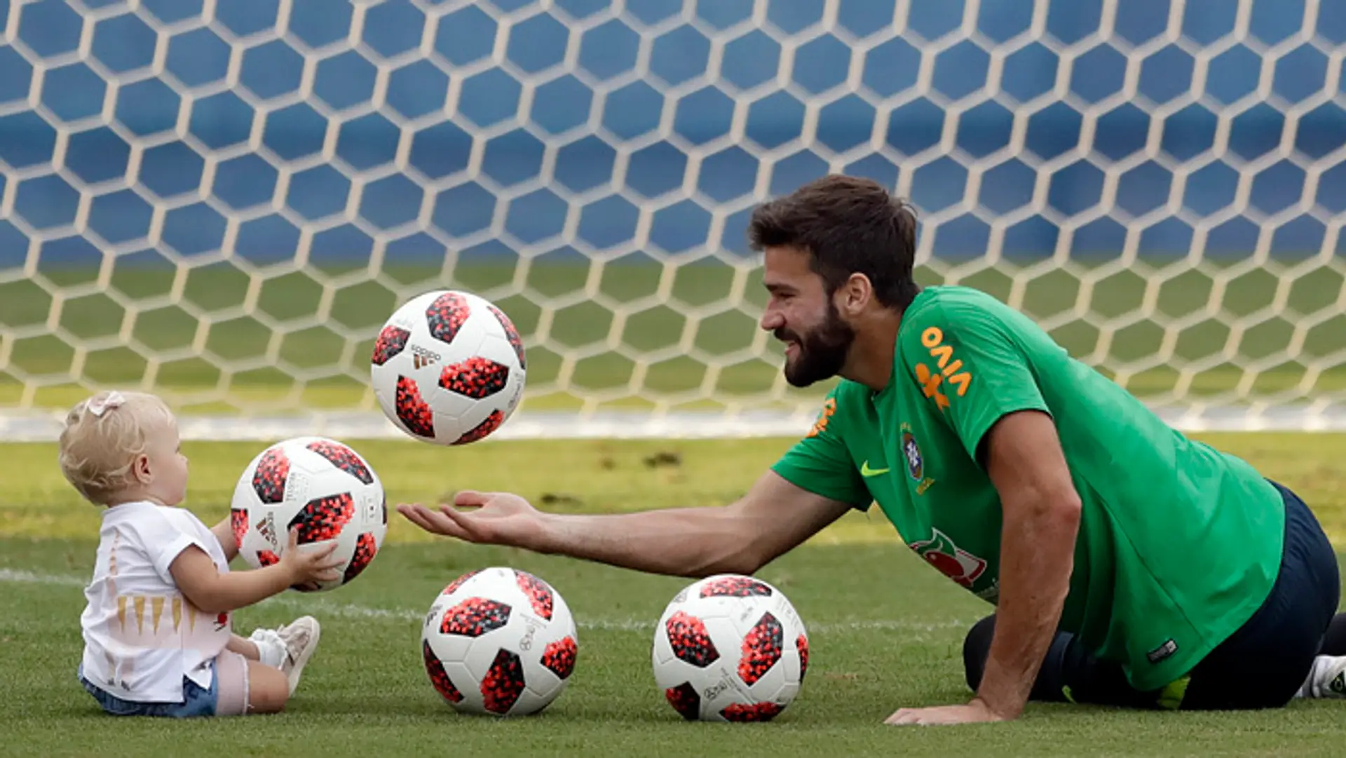 Brazílsky brankár Alisson s dcérkou Helenou na MS v Rusku.