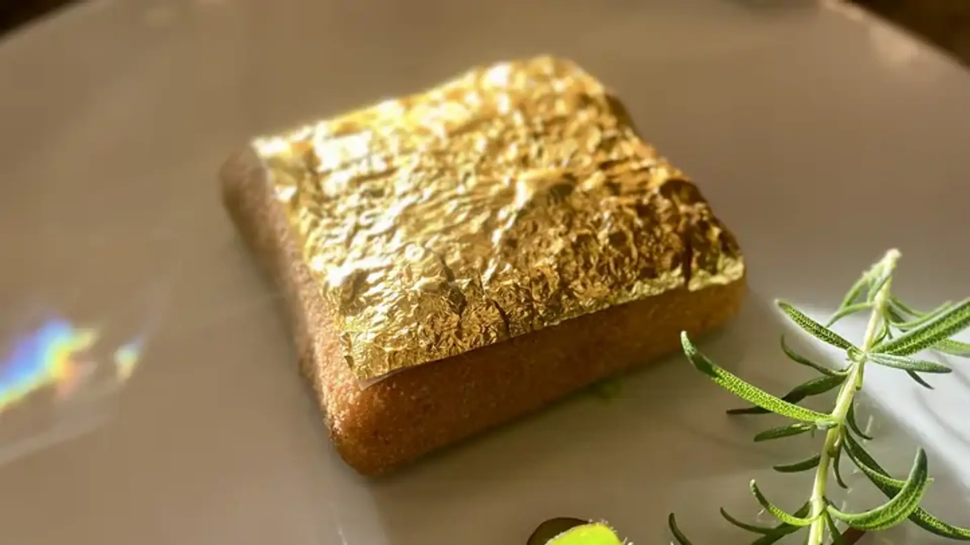 Vyprážaný syr s plátkom potravinárskeho zlata.