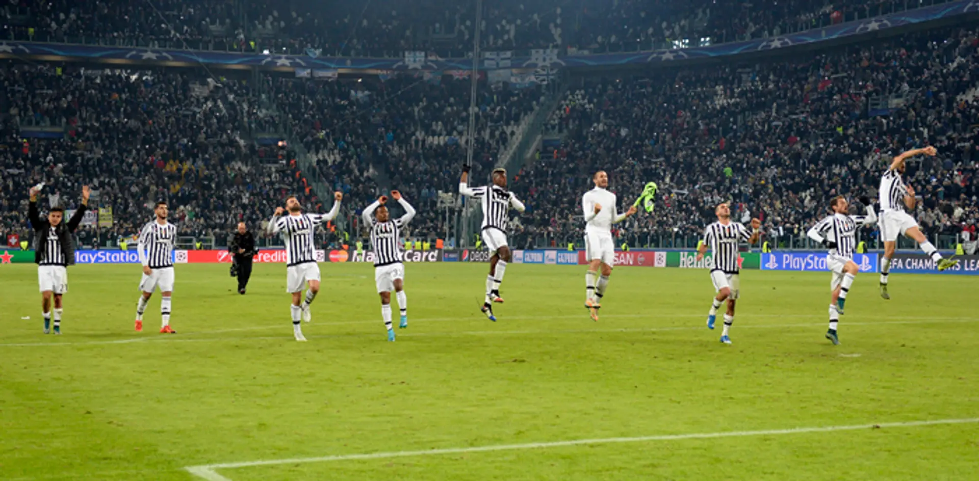 Hráči Juventusu oslavujú víťazstvo v skupinovej fáze LM nad Manchester City.