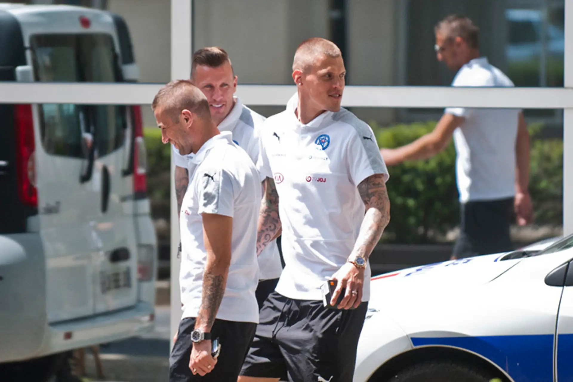 Zľava Stanislav Šesták, Ján Ďurica a Martin Škrtel na prechádzke.