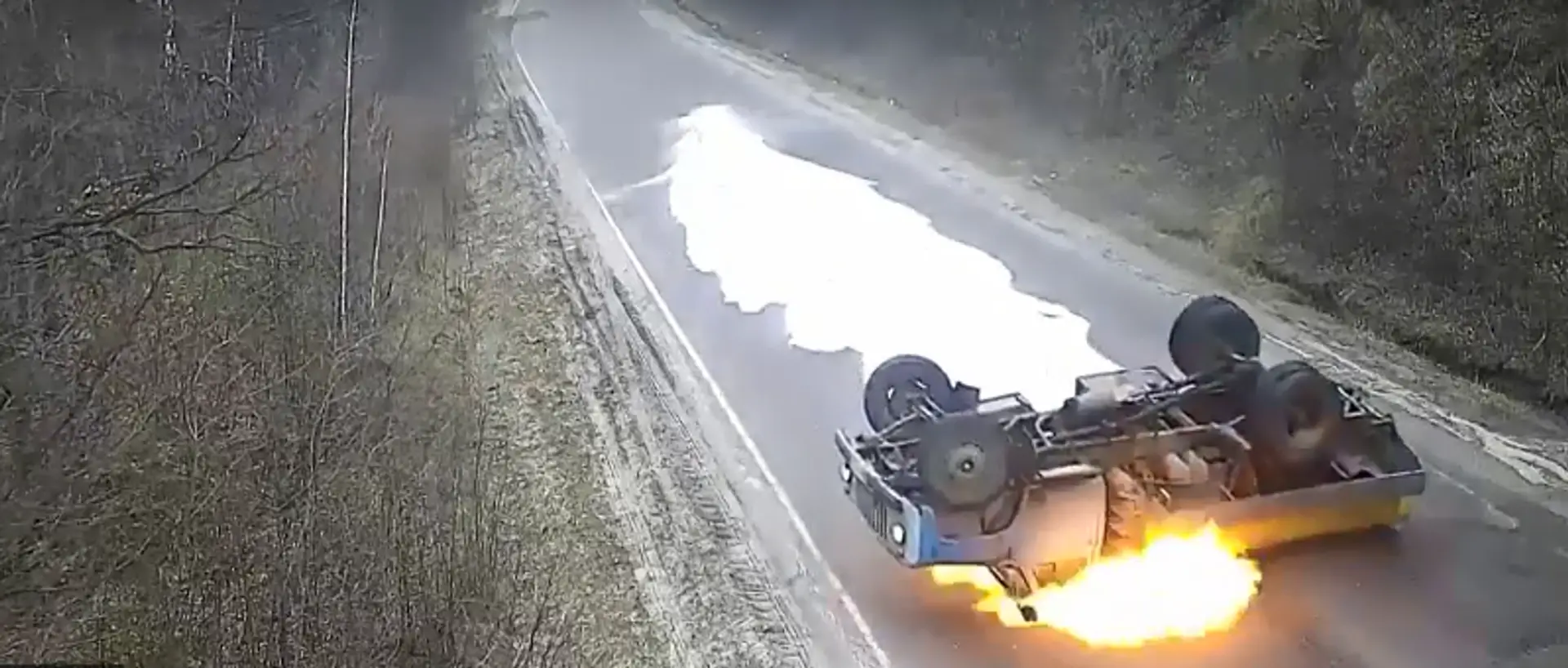 Najprv sa z auta vylialo mlieko, potom začalo horieť. 