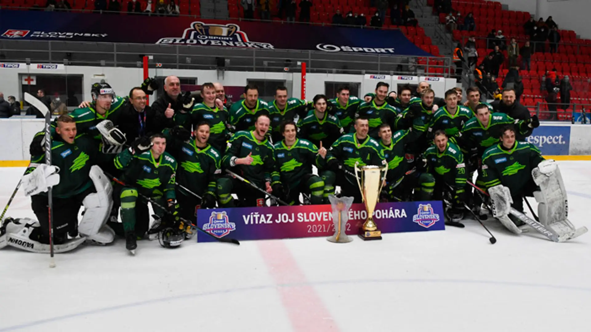 Hokejisti Vlci Žilina pózujú s pohárovou trofejou Slovenského pohára.
