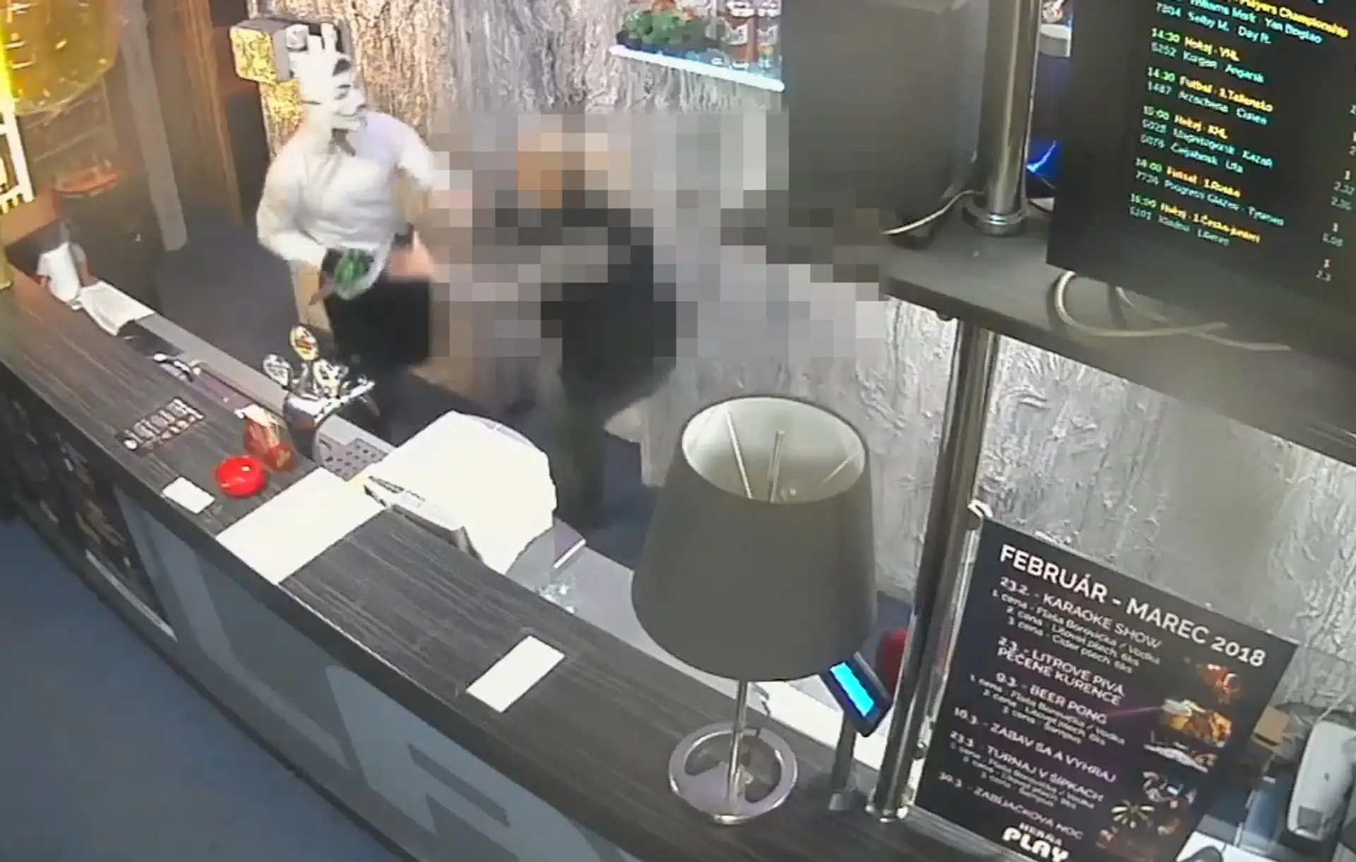 Brutálny lupič v maske Anonymous v herni.