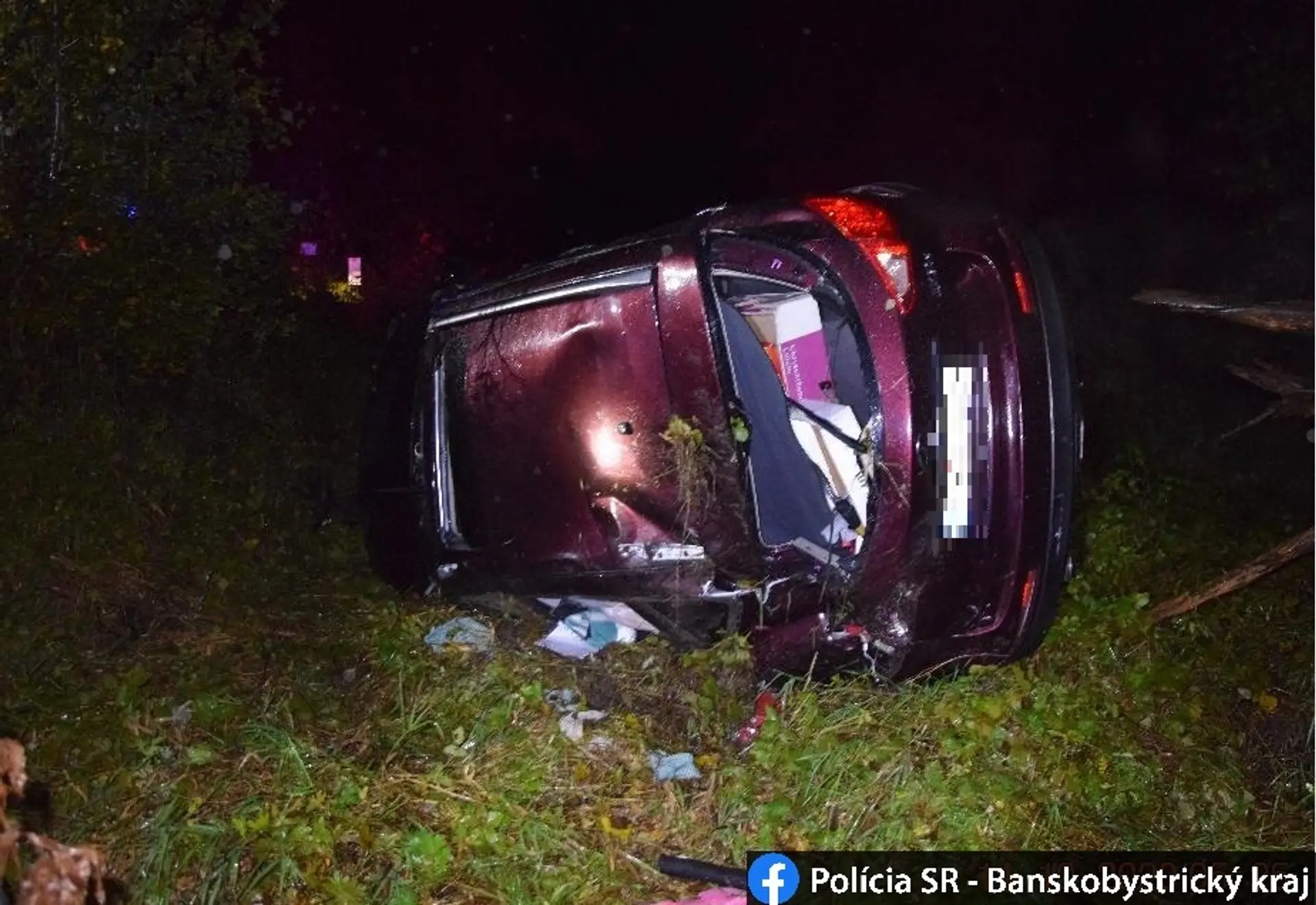 Havarované auto neďaleko Banskej Bystrice.