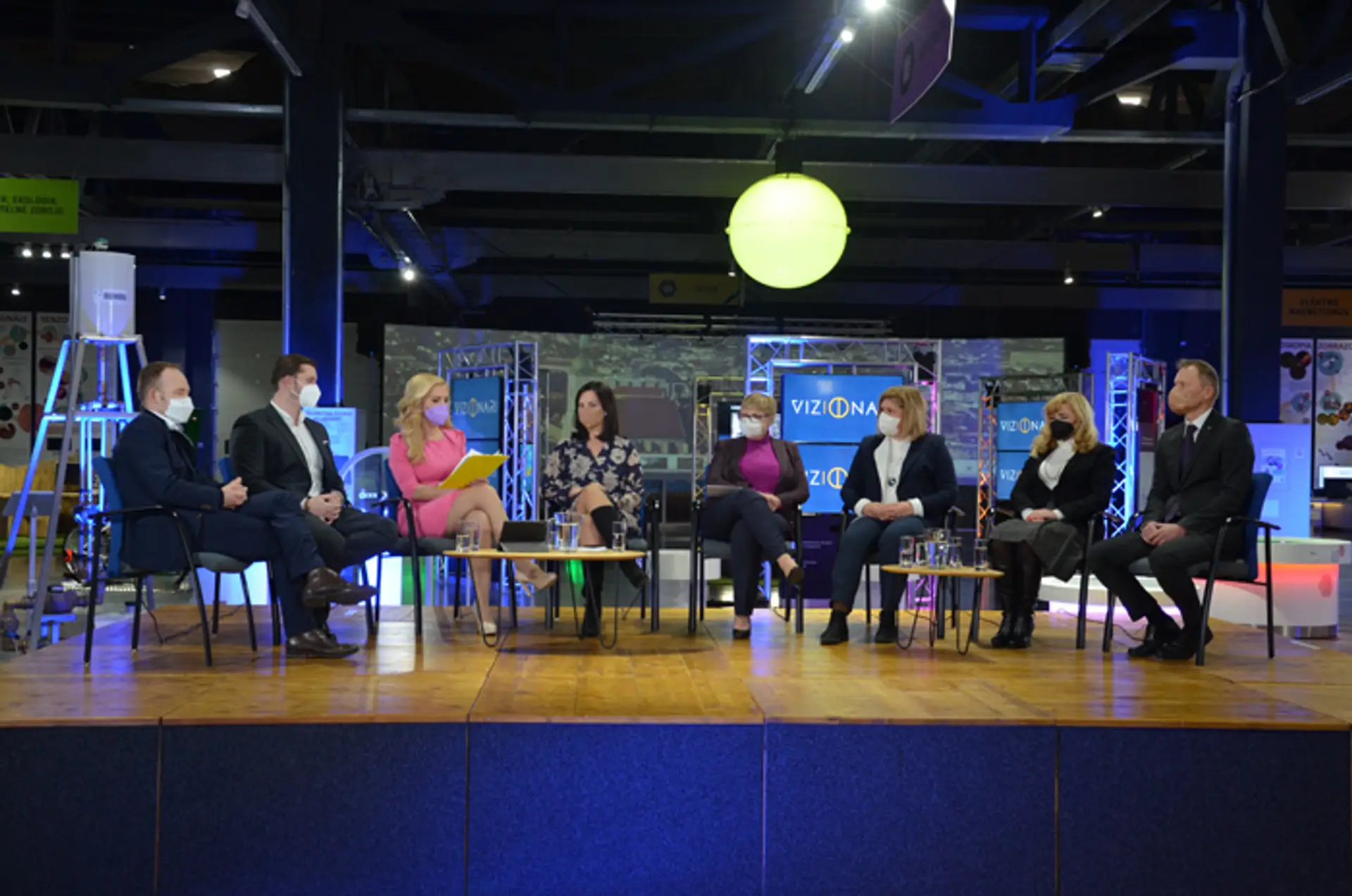 Diskutujúci v panelovej diskusii Vizionári - Kto bude pacientom predpisovať lieky?