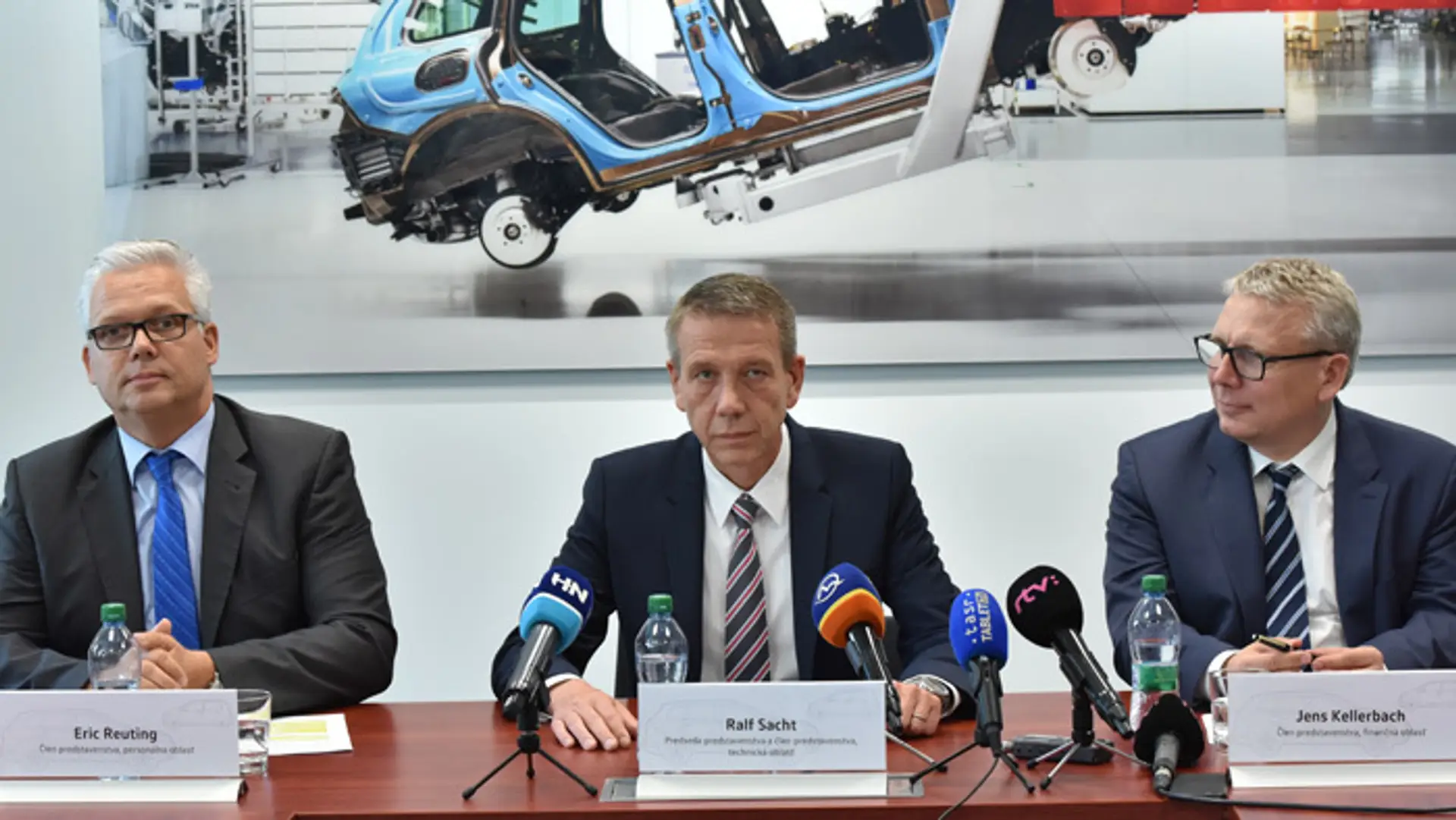 Členovia predstavenstva Volkswagen Slovakia – Eric Reuting, Ralf Sacht a Jens Kellerbach.