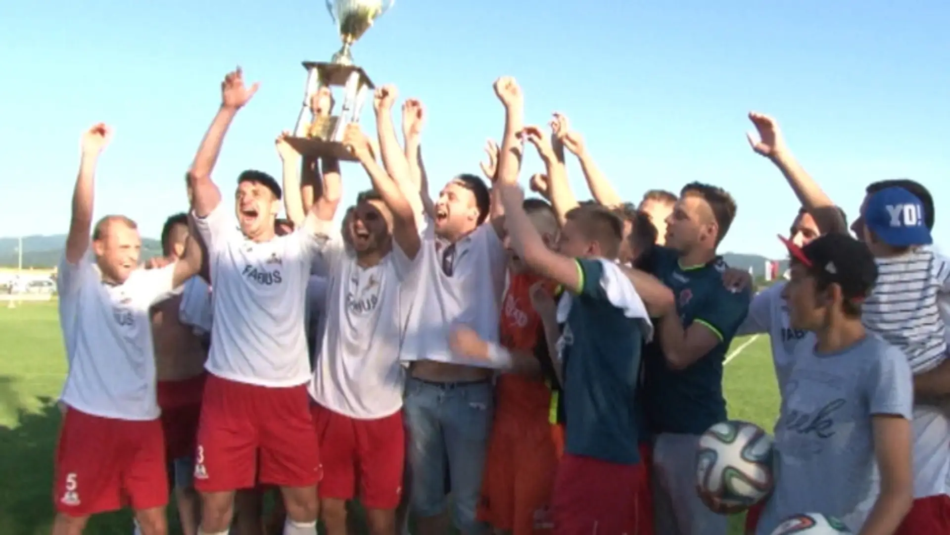 Futbalisti z Borčíc oslavujú postup do II. ligy.