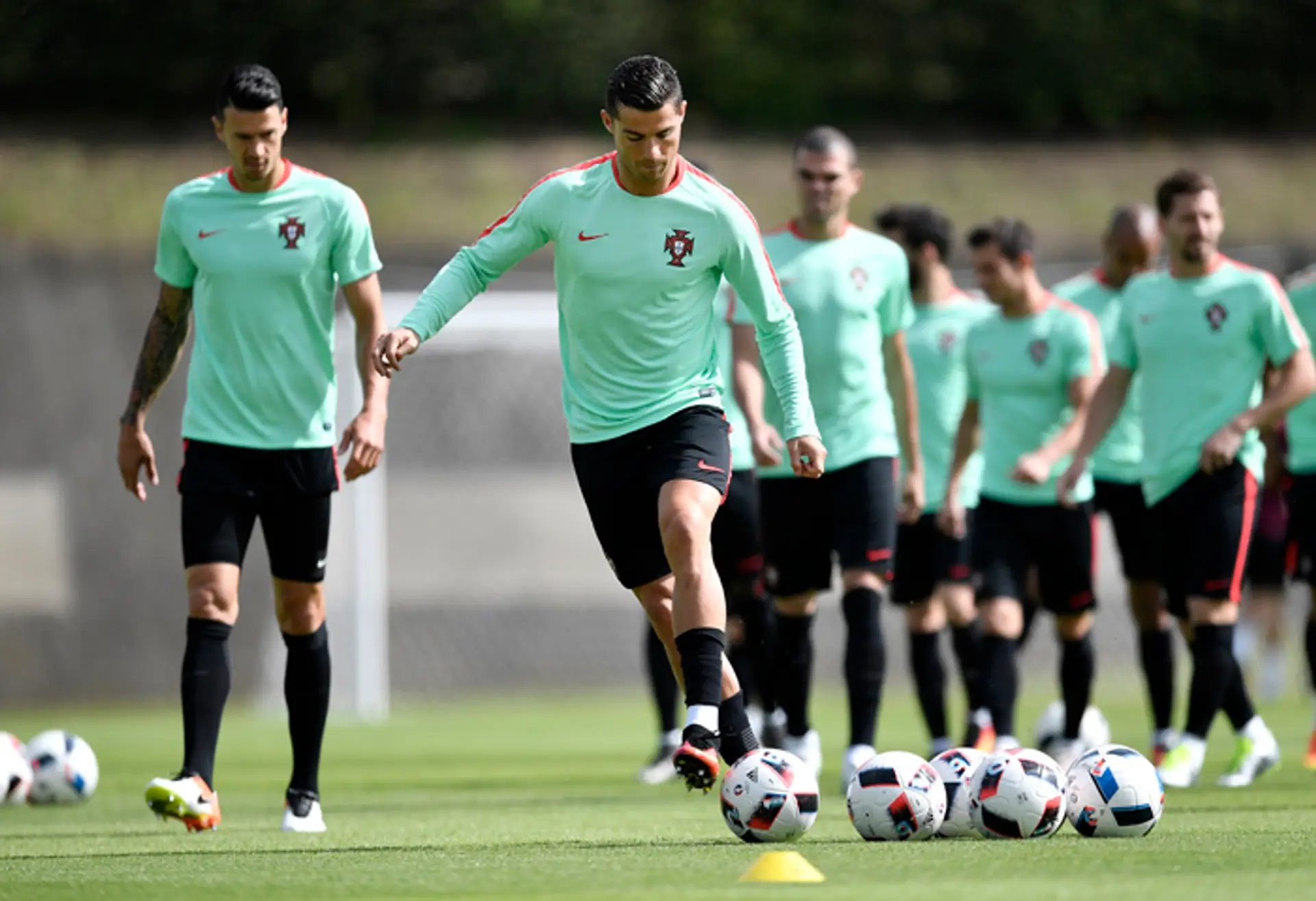 Cristiano Ronaldo počas tréningu portugalského národného tímu na ME.