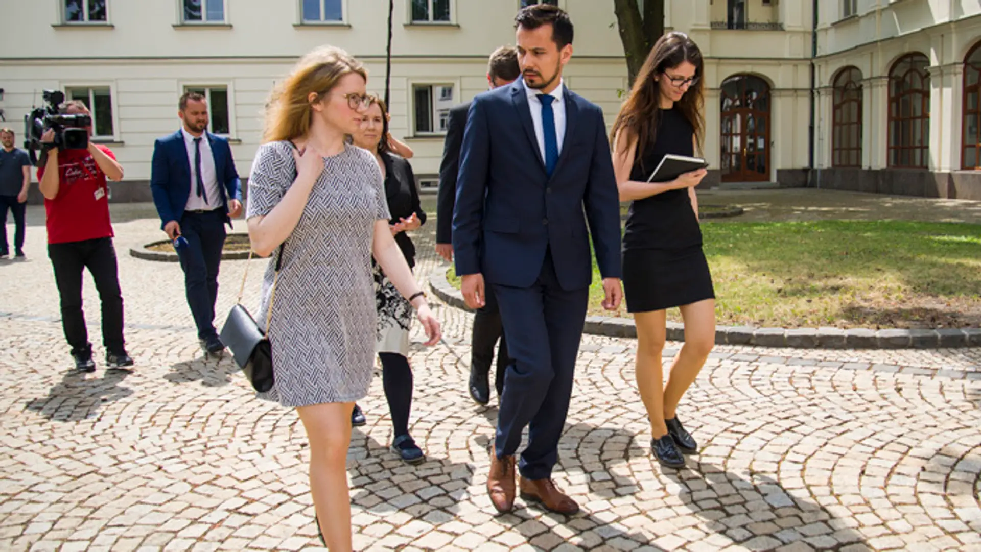 Zástupcovia z iniciatívy Za slušné Slovensko zľava Karolína Farská a Juraj Šeliga. 