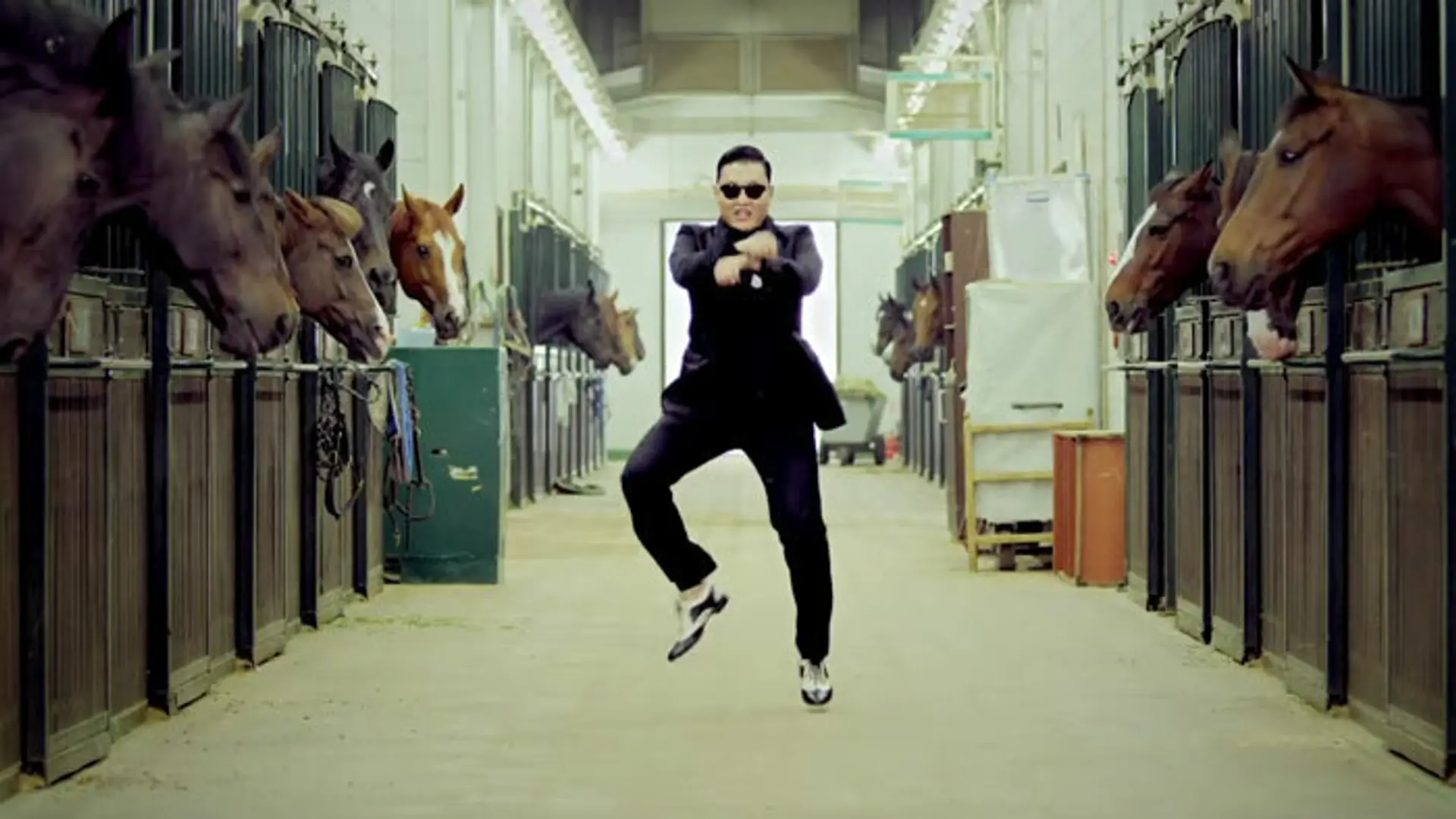 PSY vo videoklipe Gangnam Style