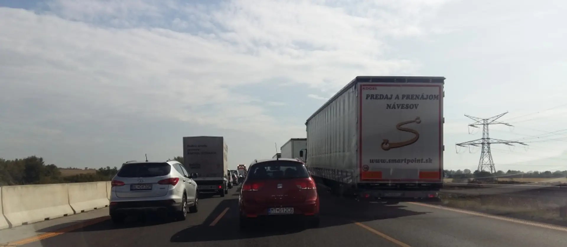 Na diaľnici sa tvoria kolóny v oboch smeroch.