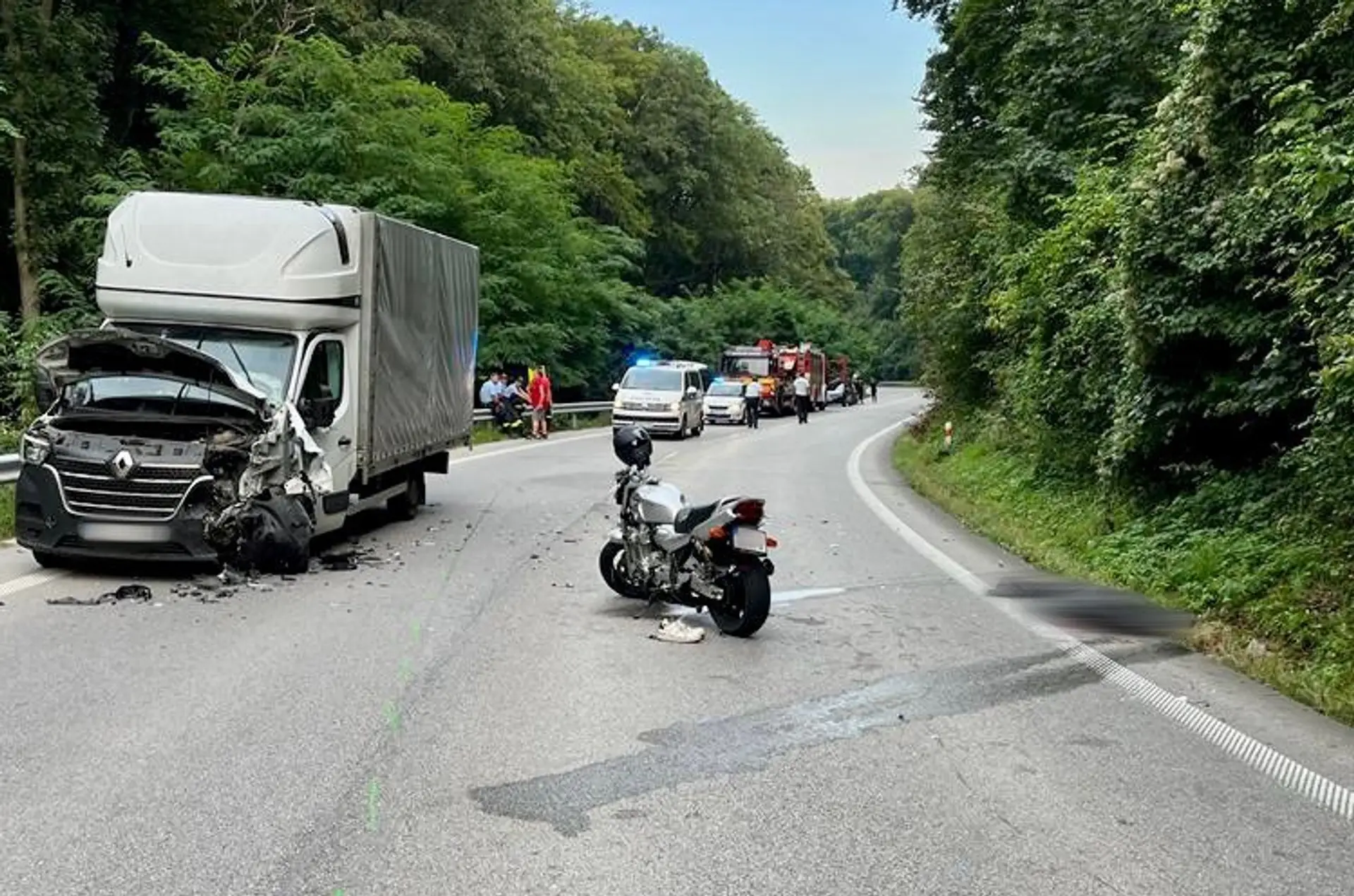 Polícia dokumentuje tragickú nehodu pri Radošinej.