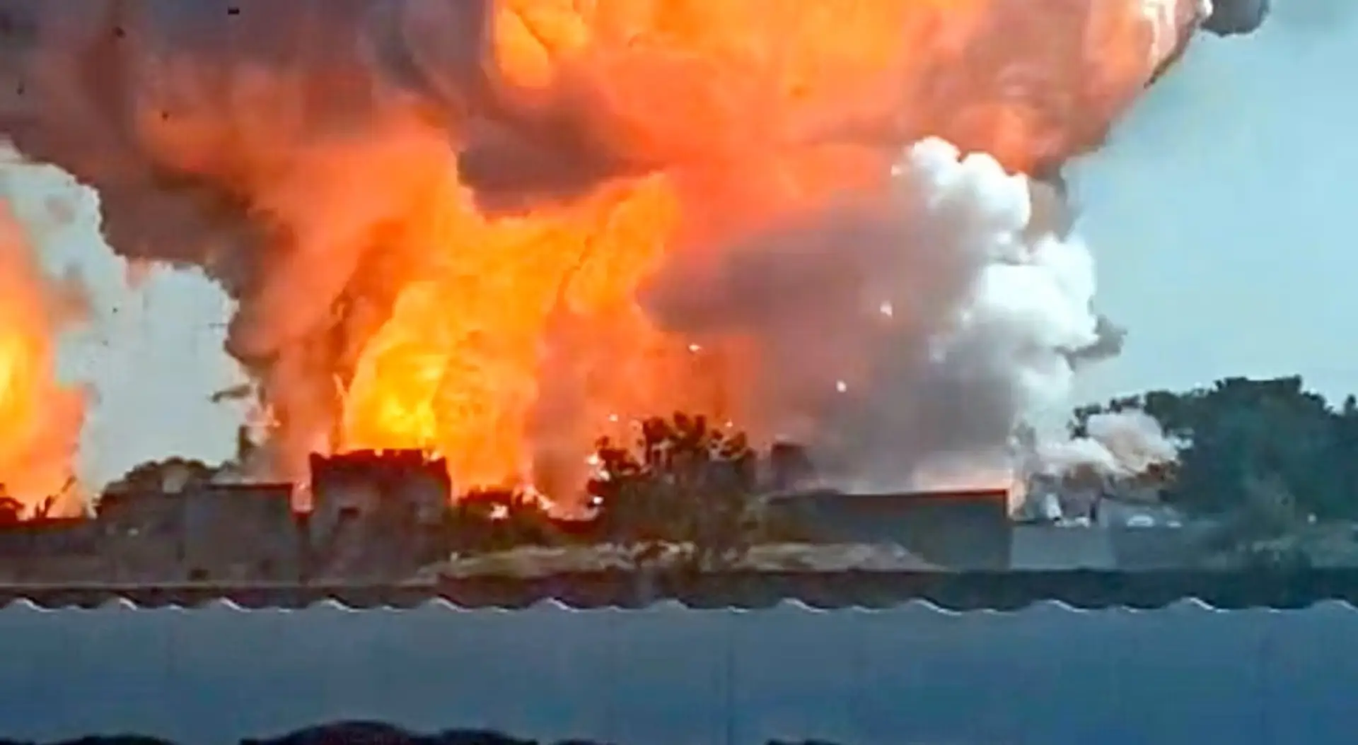 Výbuch v továrni na zábavnú pyrotechniku.
