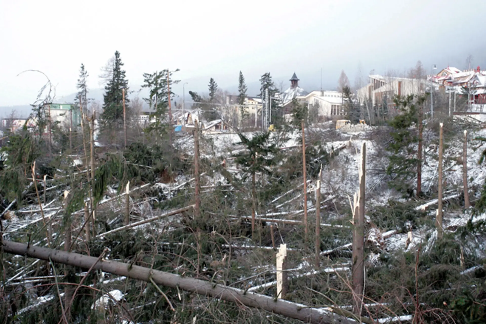  Na archívnej snímke ranný pohľad 20. novembra 2004 na vyčíňanie víchrice v Starom Smokovci. 