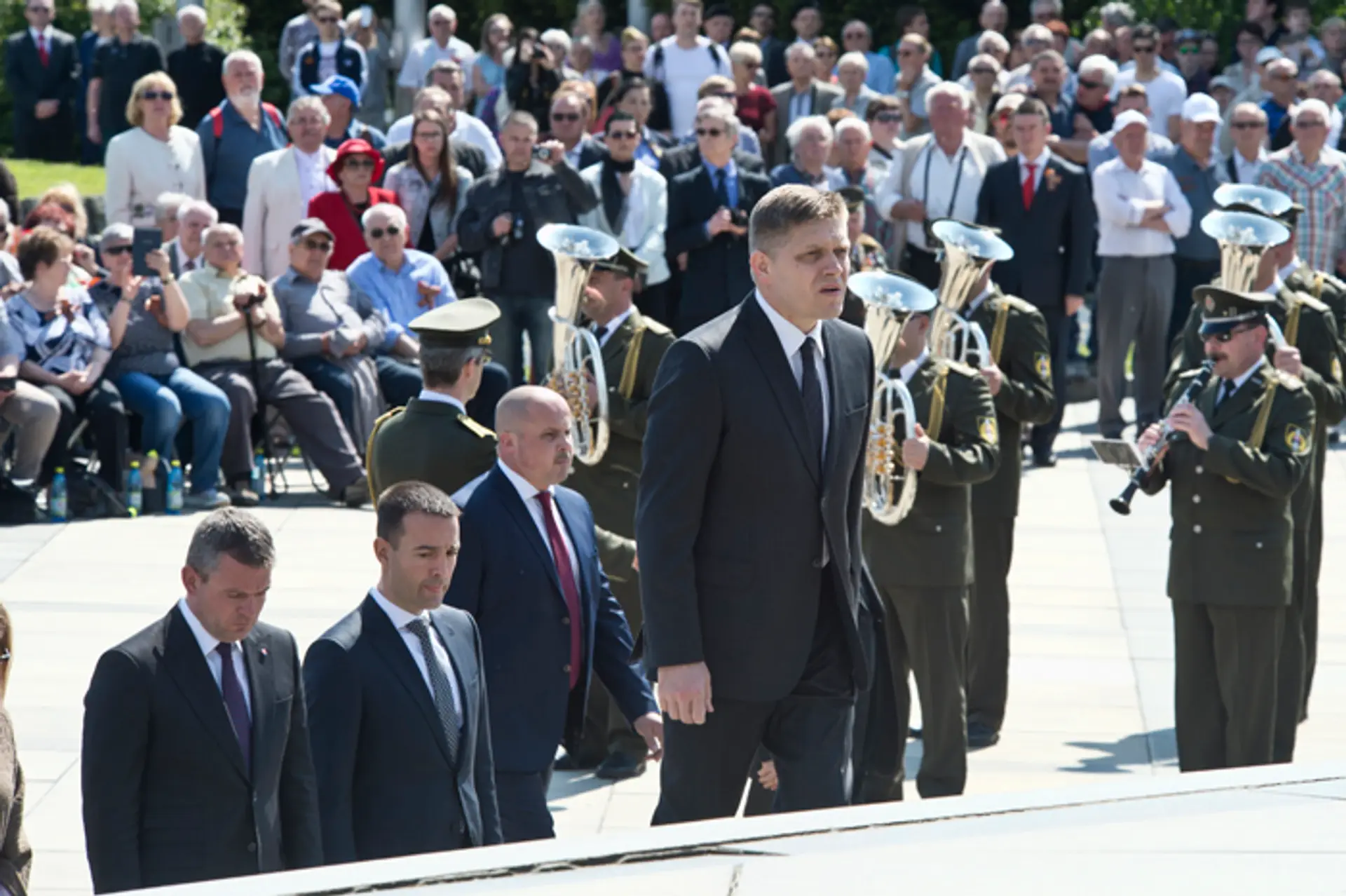 Robert Fico, Peter Pellegrini a Tomáš Drucker na pietnom akteu pri príležitosti 71. výročia Dňa víťazstva nad fašizmom na Slavín
