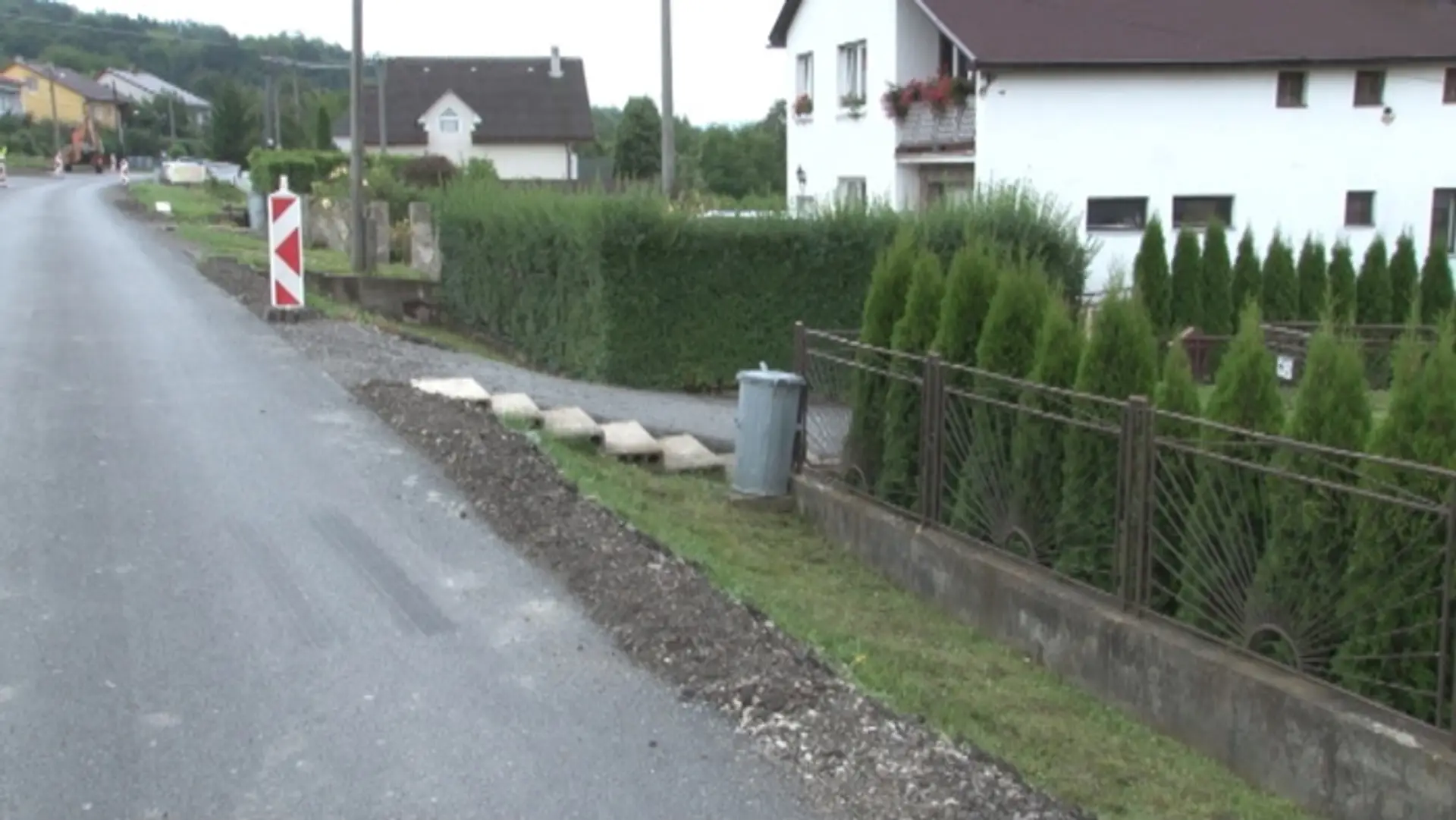 Opravená cesta v Nižnom Orlíku, ale bez rigolov a prechodových líšt.