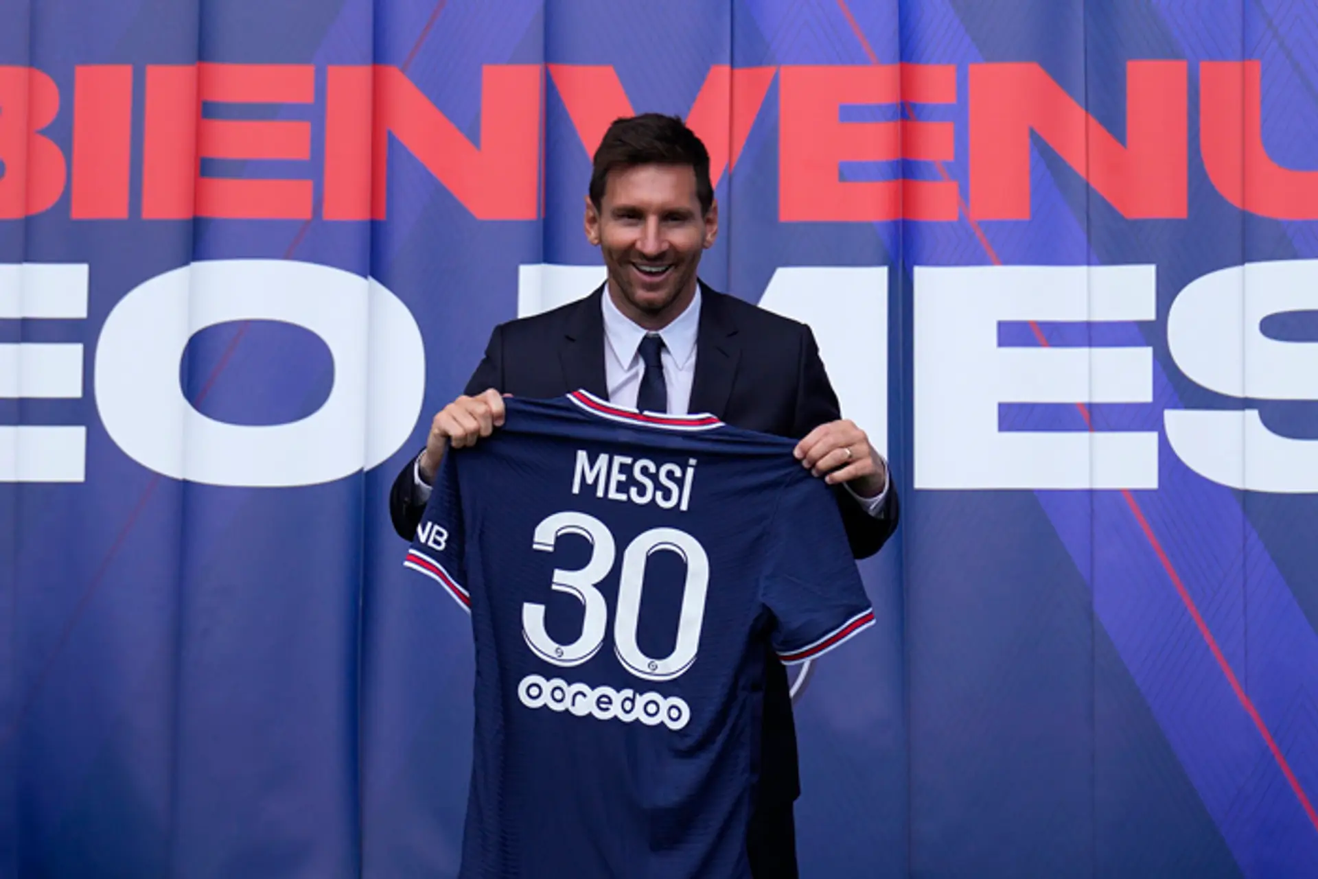 Lionel Messi s dresom, ktorý si bude obliekať v Paríž St. Germain.
