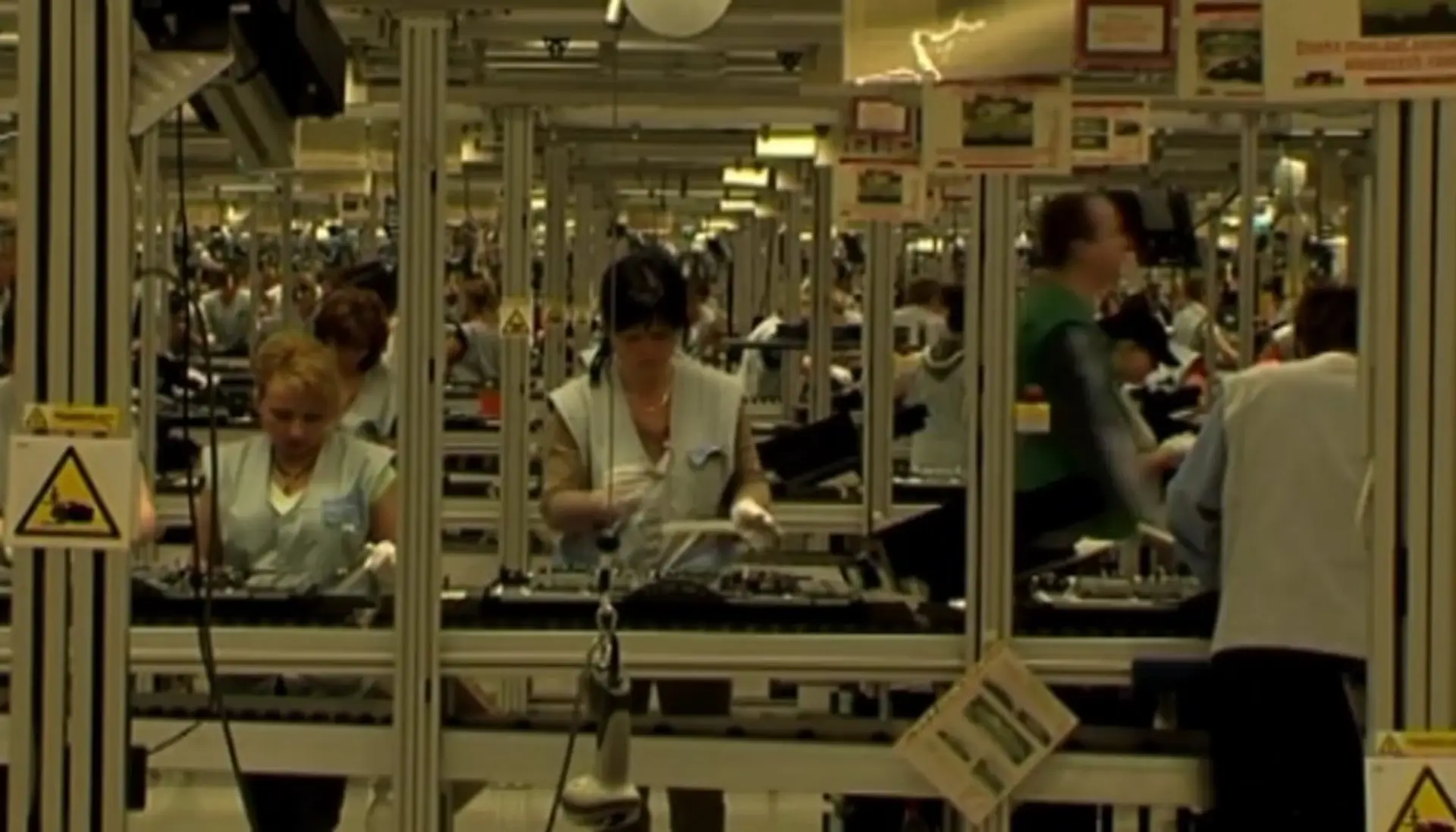 Na snímke zamestnanci nitrianskej fabriky Foxconn.