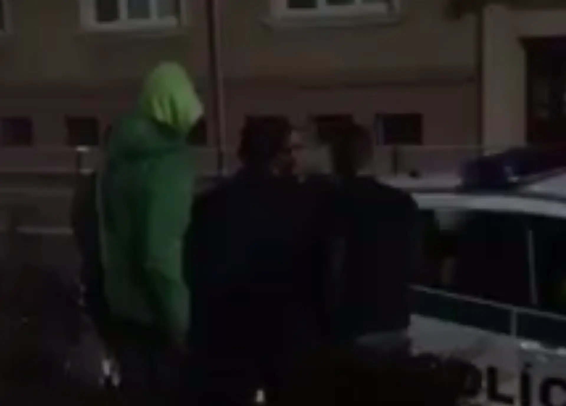 Záber na debatu mladíkov a policajtov vo Vranove nad Topľou.
