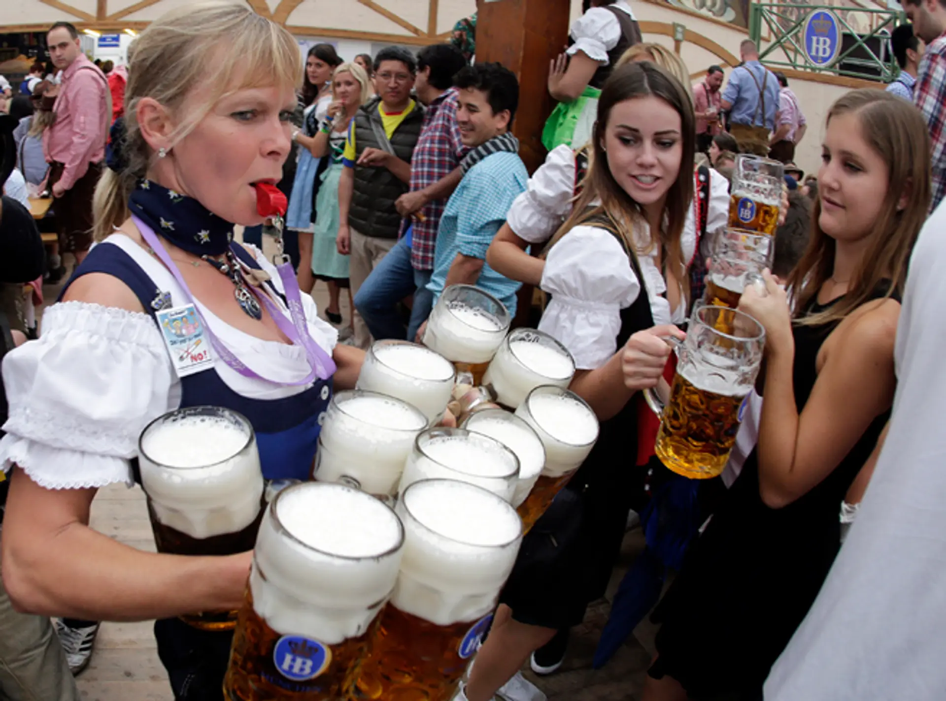 Čašníčka s píšťalkou nesie poháre piva počas otvorenia 181. ročníka festivalu Oktoberfest v Mníchove.