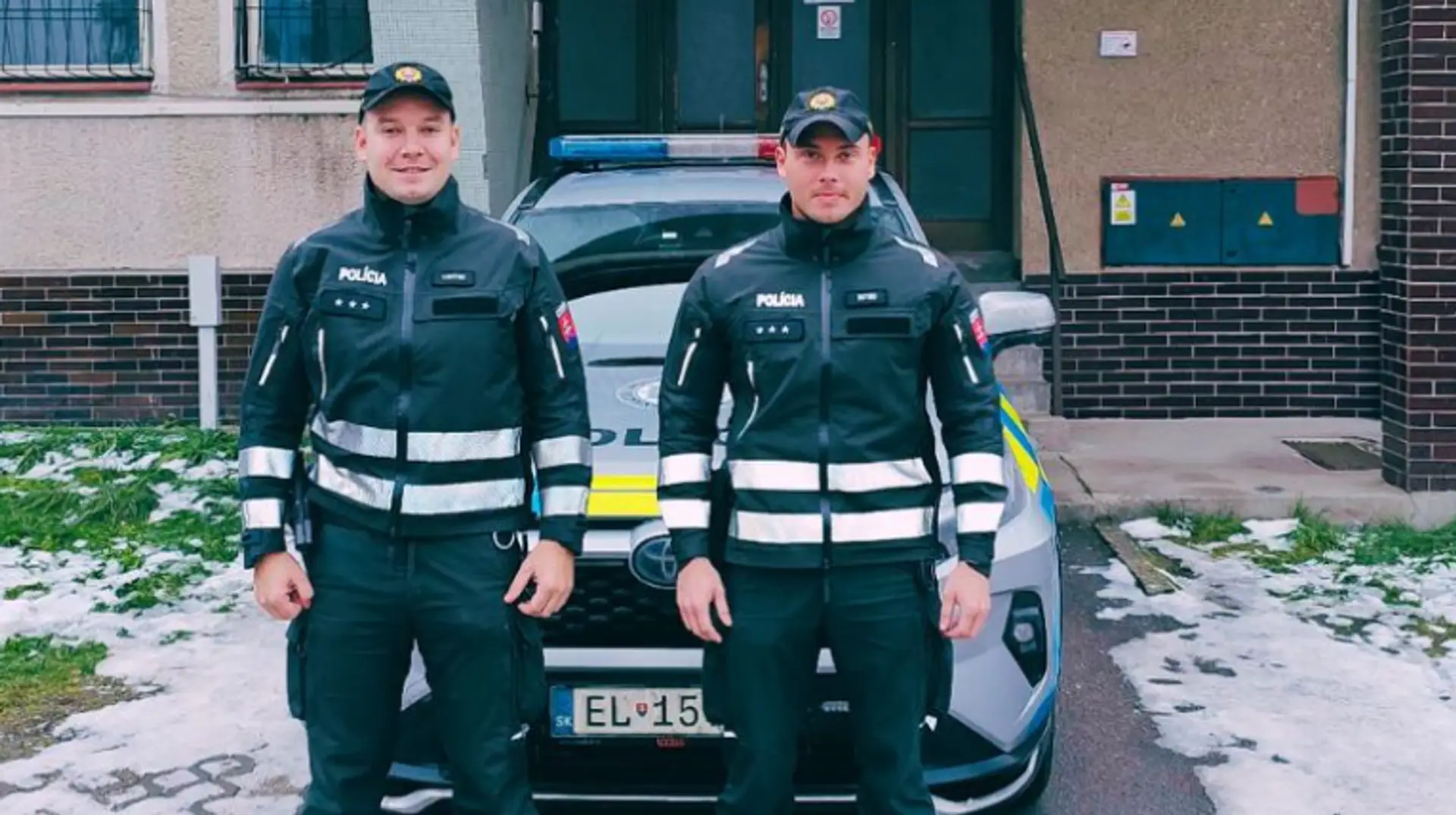 Na snímke policajti z Brezna, ktorá zachránili vážne zraneného muža.