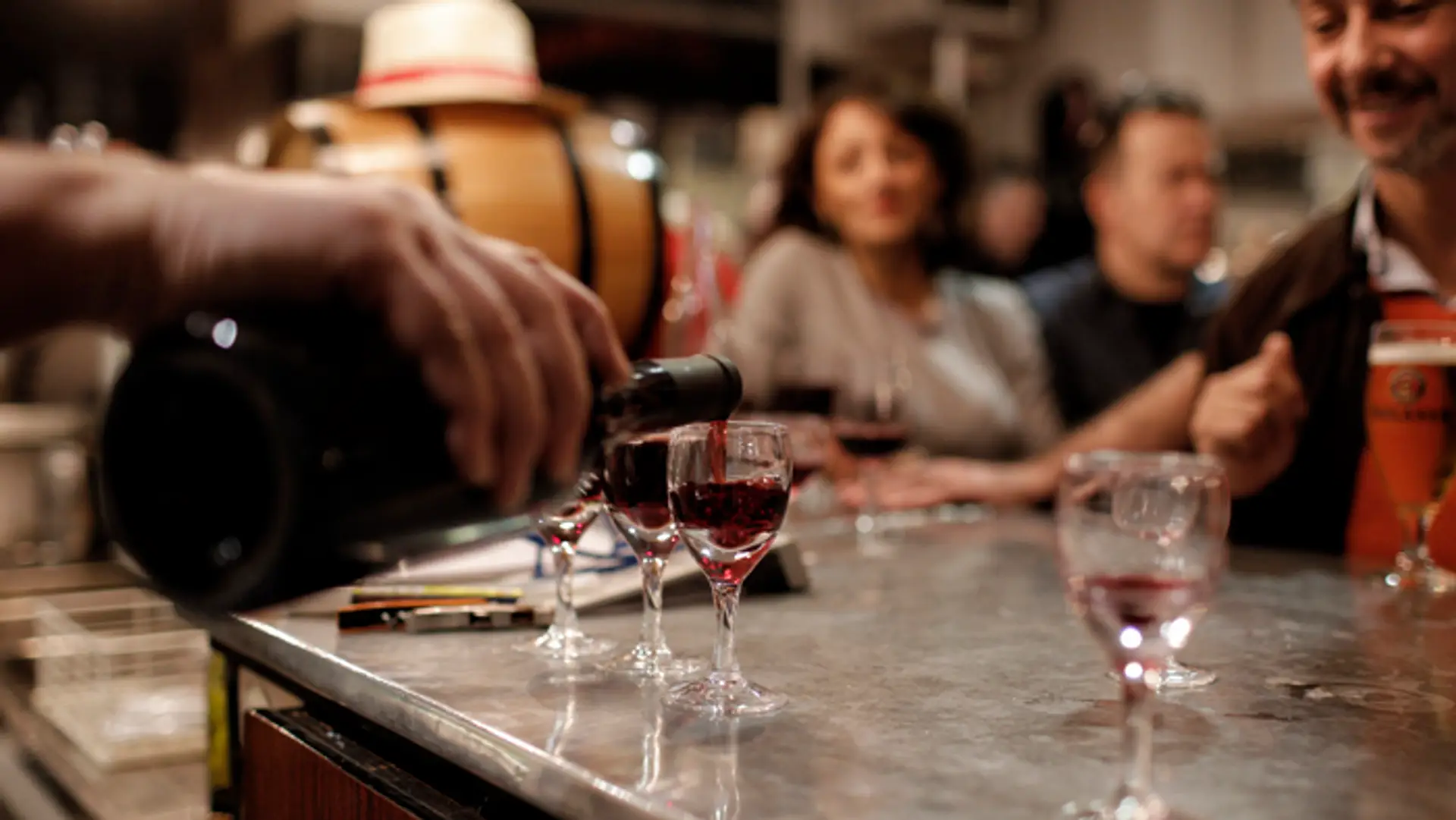 Ľudia ochutnávajú víno Beaujolais Nouveau vo francúzskom Lyone.