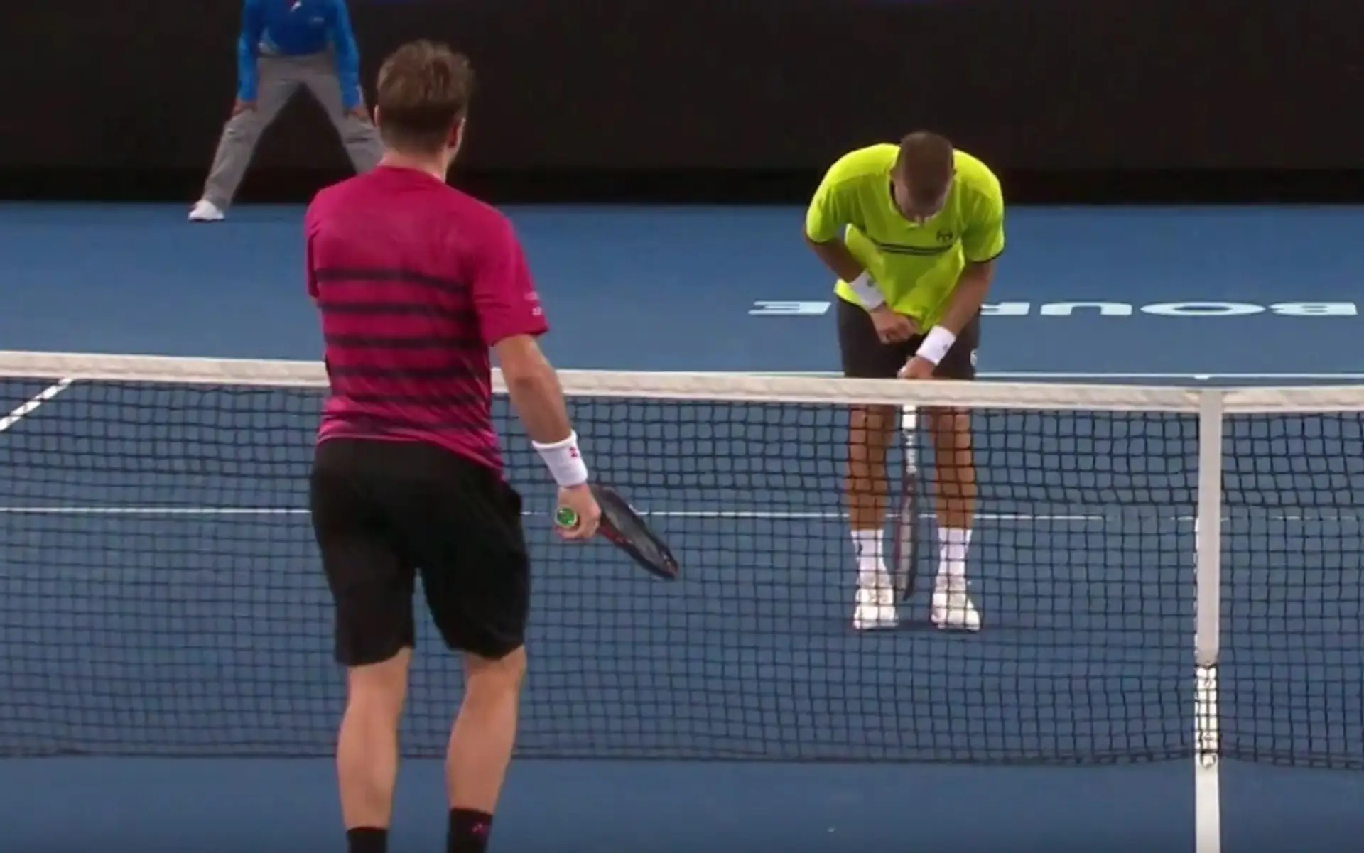 Stan Wawrinka trafil loptičkou Martina Kližana do rozkroku.