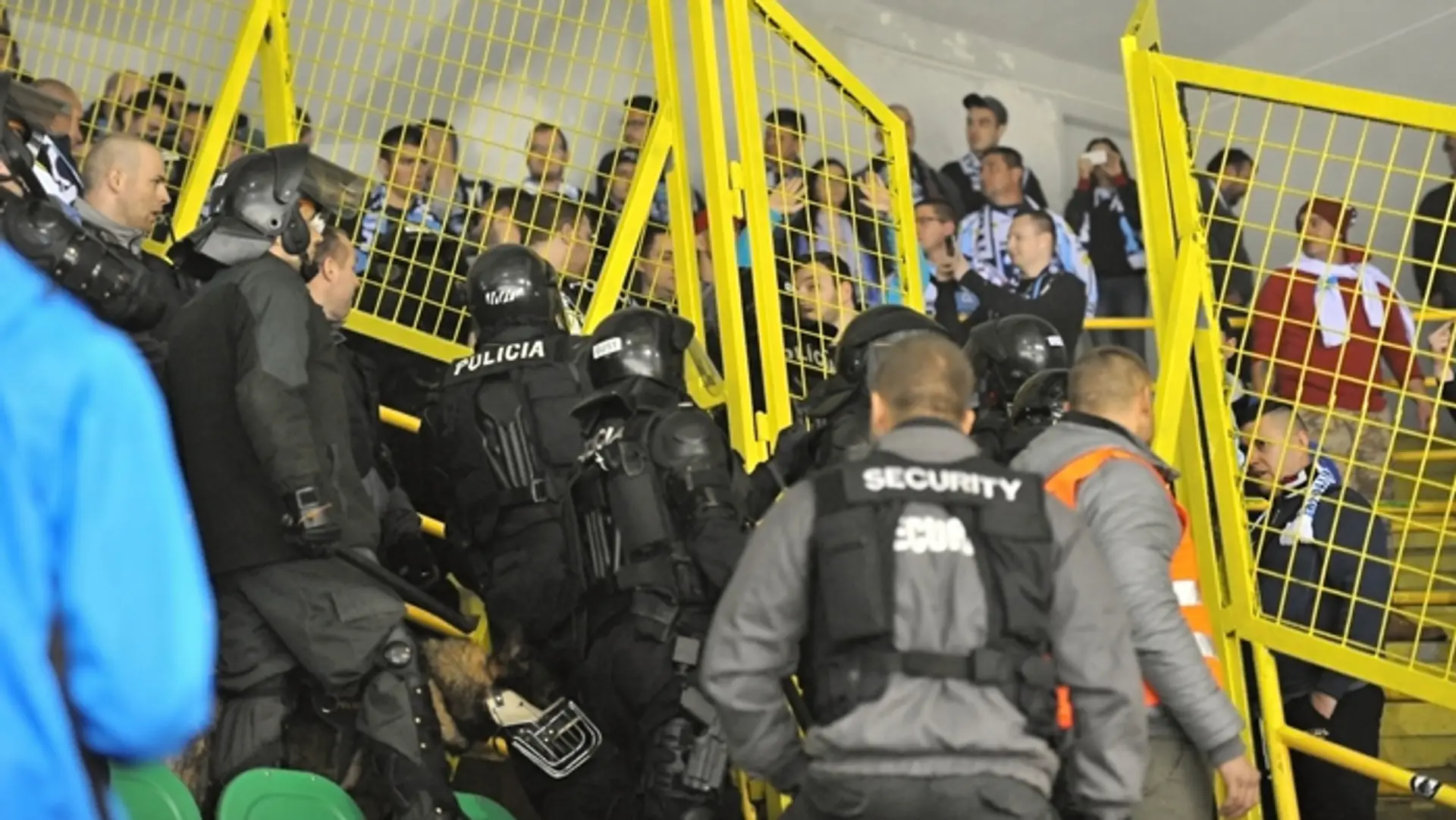 Zásah ťažkoodencov v sektore fanúšikov hosťujúcej Nitry.