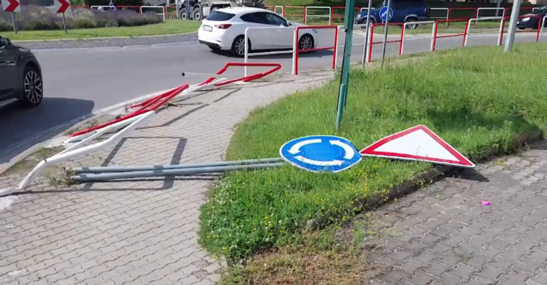 Na snímke poškodené zábradlie v Ilave.