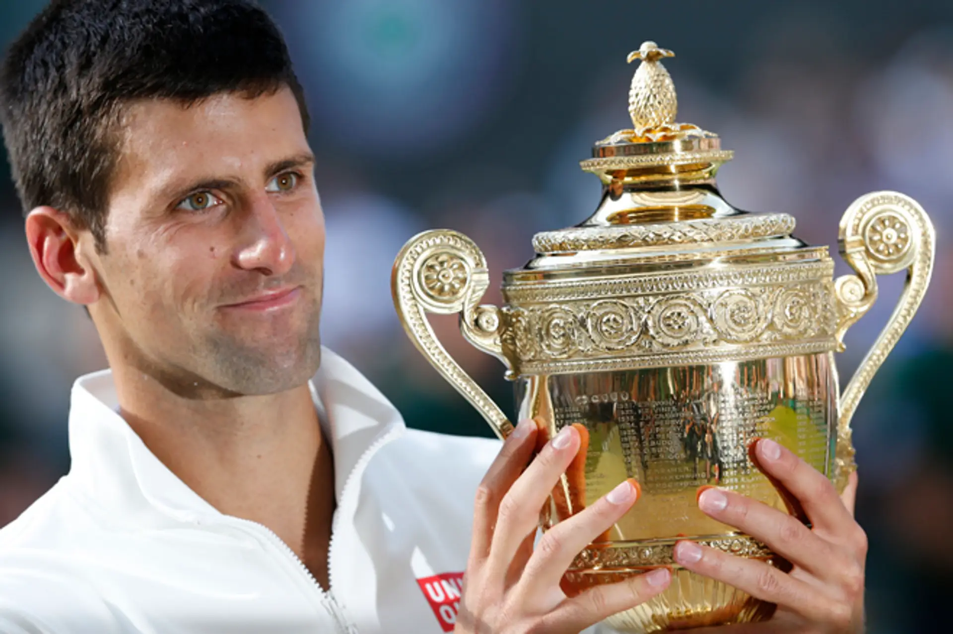 Novak Djokovič s wimbledonskou trofejou.
