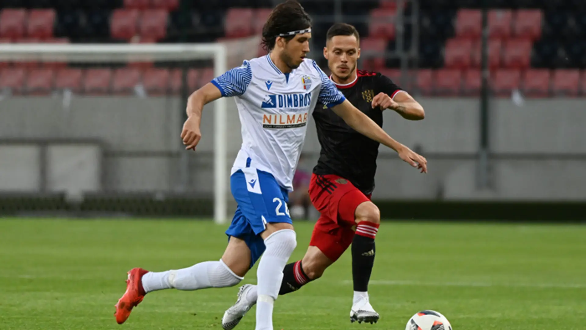 Hráč Trnavy Martin Bukata a hráč FC Mosta Ivan Djorič.