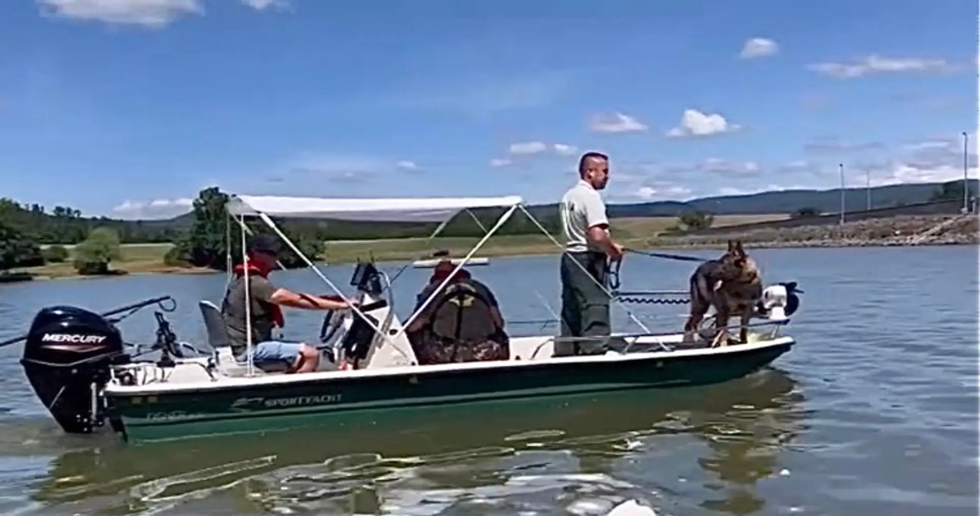 Špecialisti prehľadávajú vodnú nádrž. 