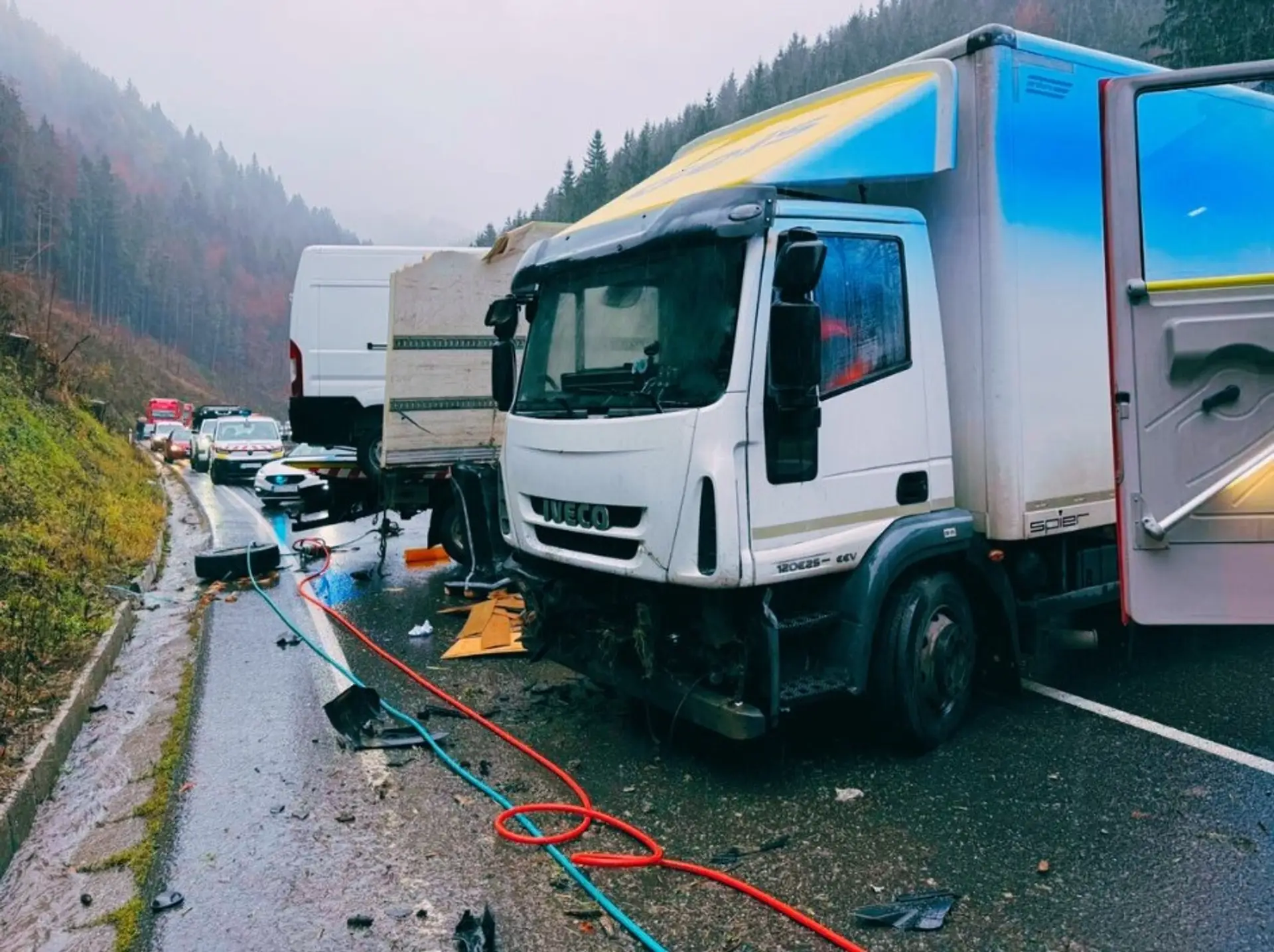 FOTO+VIDEO: Dopravná nehoda na Donovaloch. Kamionista dostal šmyk, čelne sa zrazil s odťahovkou