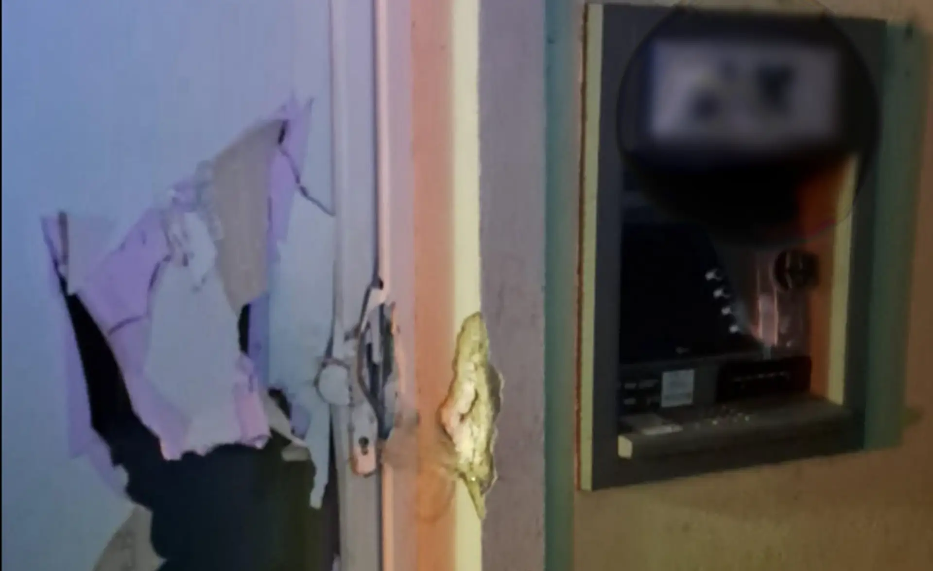 Na snímke poškodený bankomat v Malackách.