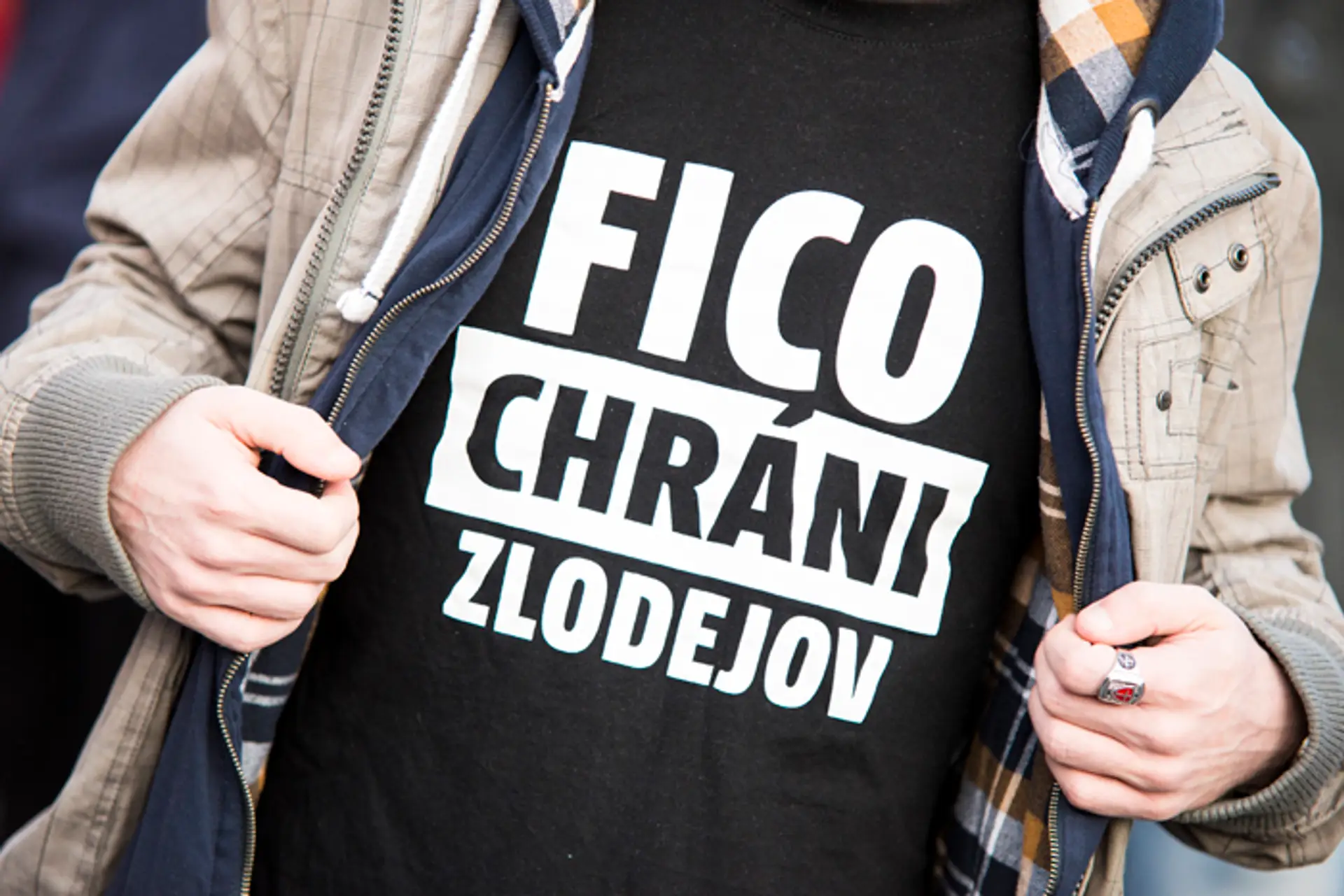Účastník protestného stretnutia opozičných poslancov, voličov a umelcov.