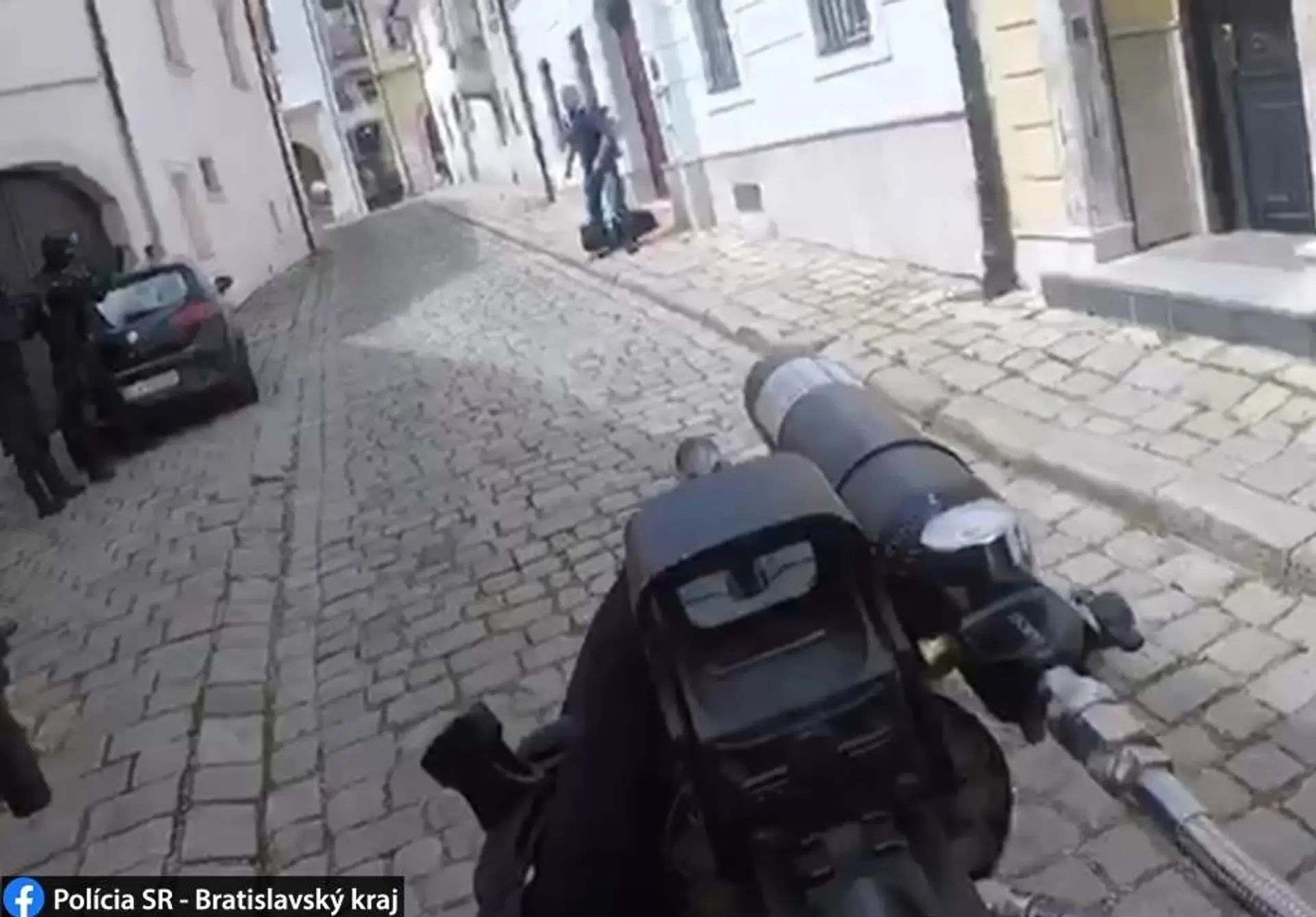 Zásah proti mužovi s nožom - záber z policajnej kamery.