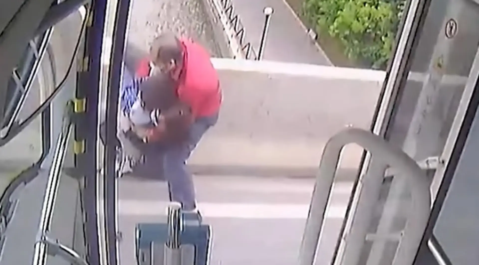 Vodič autobusu drží ženu, ktorá chcela so synom v náručí skočiť z mosta.