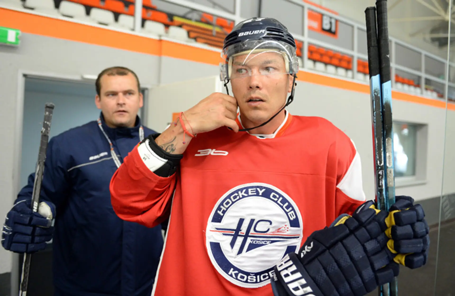 Ladislav Nagy a asistent trénera Marcel Šimurda počas prípravy hokejistov HC Košice.