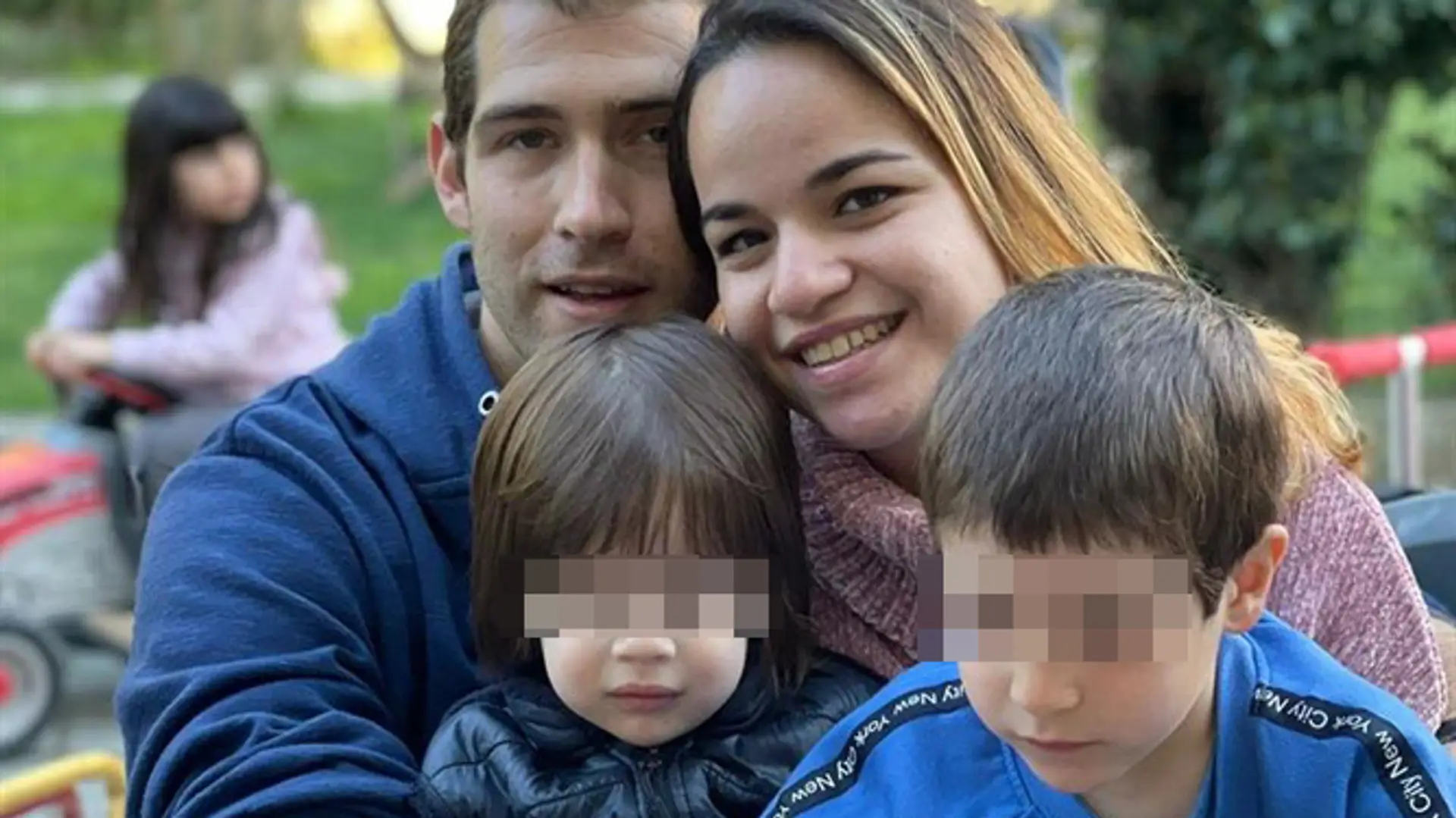 Eitan Biran s rodičmi a bratom