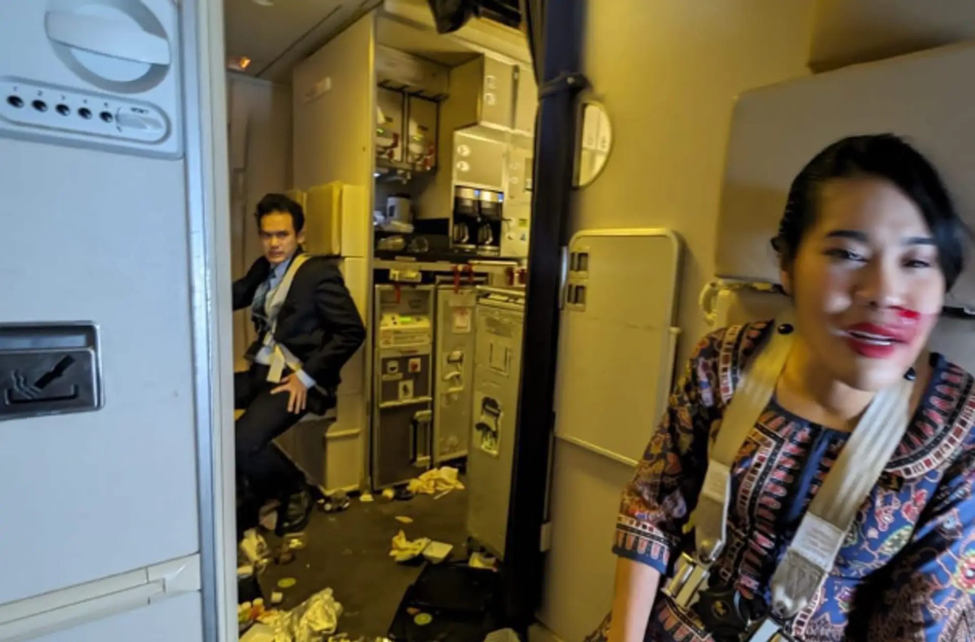 Zranená žena po turbulenciách.