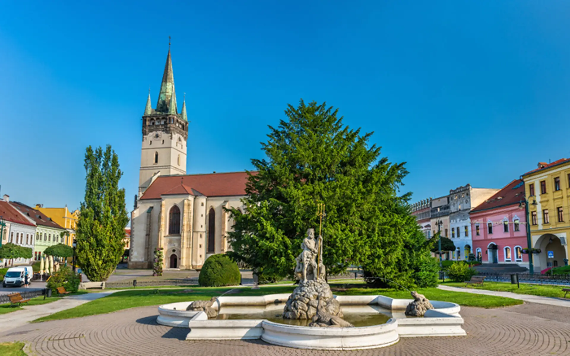 Neptúnová fontána a Chrám sv. Mikuláša v Prešove.