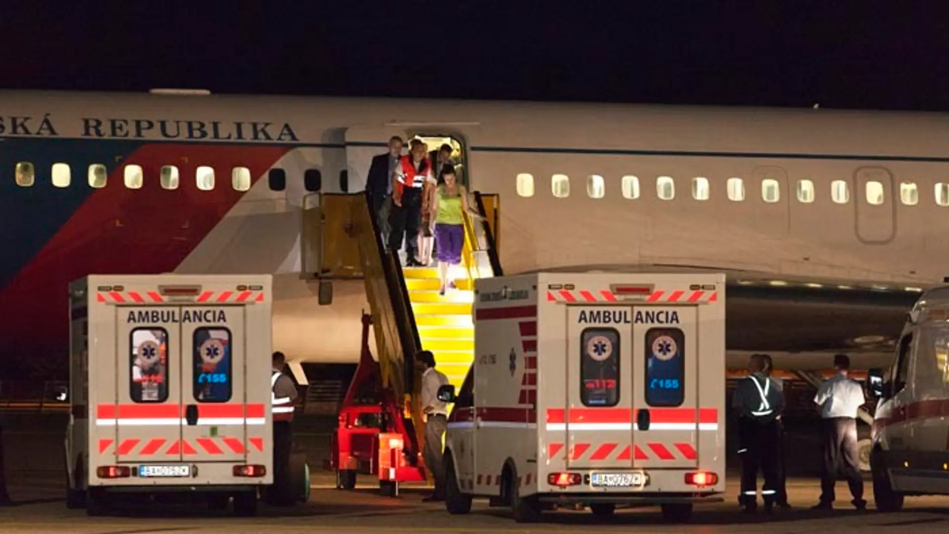 Na snímke občania, ktorých priviezol slovenský vládny špeciál zo srbského Nišu na Letisko M.R. Štefánika.