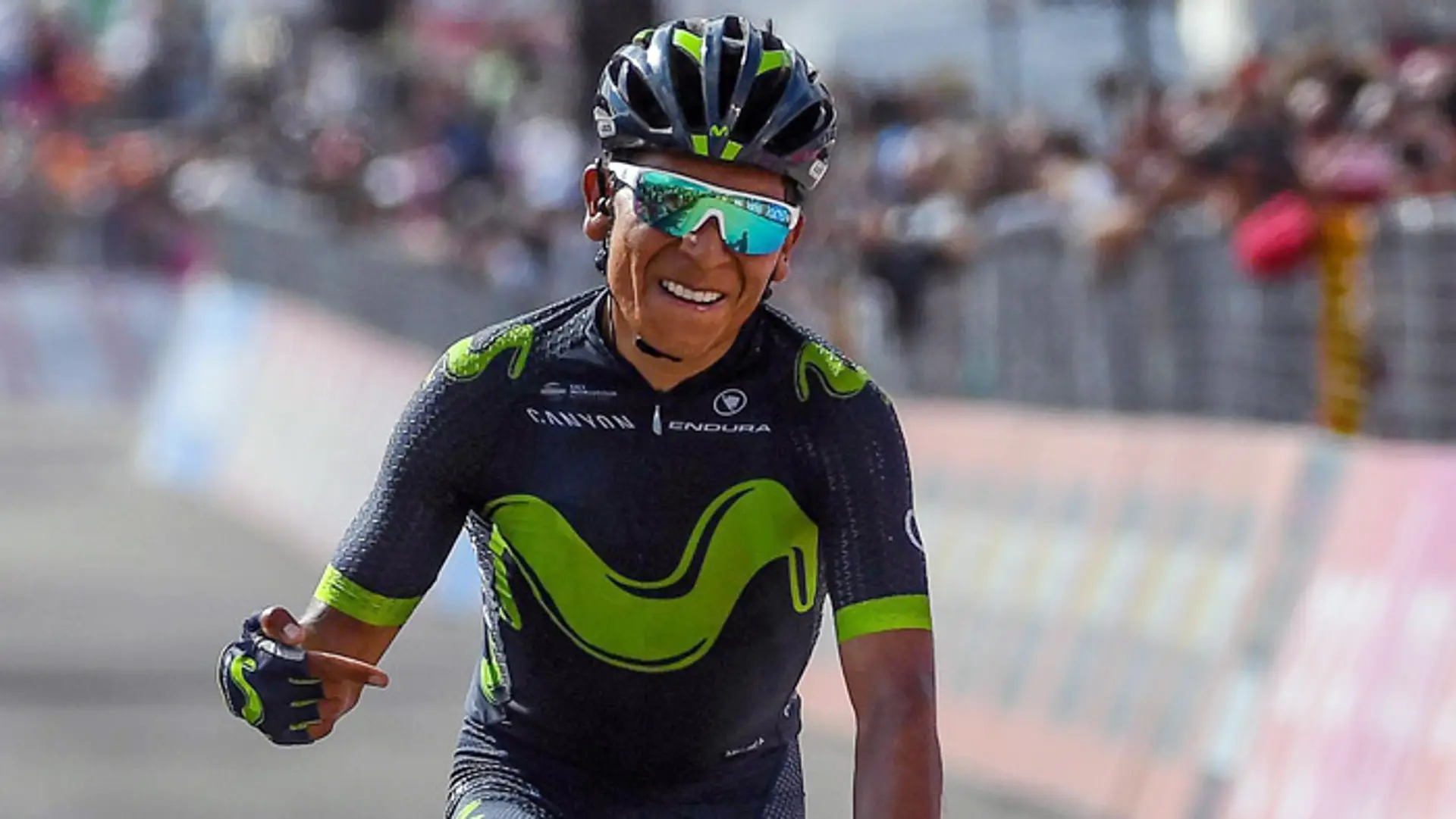 Víťazné gesto Naira Quintanu na Giro d'Italia.