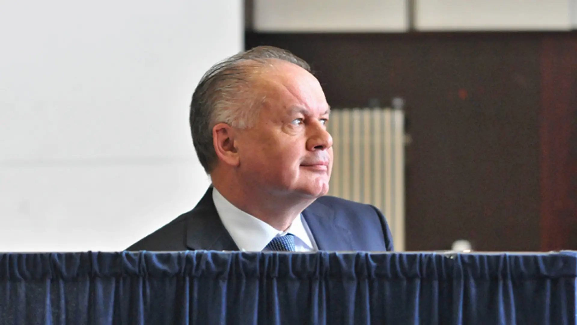 Kandidát na prezidenta Maroš Šefčovič s manželkou Helenou a dcérou vhadzujú obálky s hlasovacím lístkom.