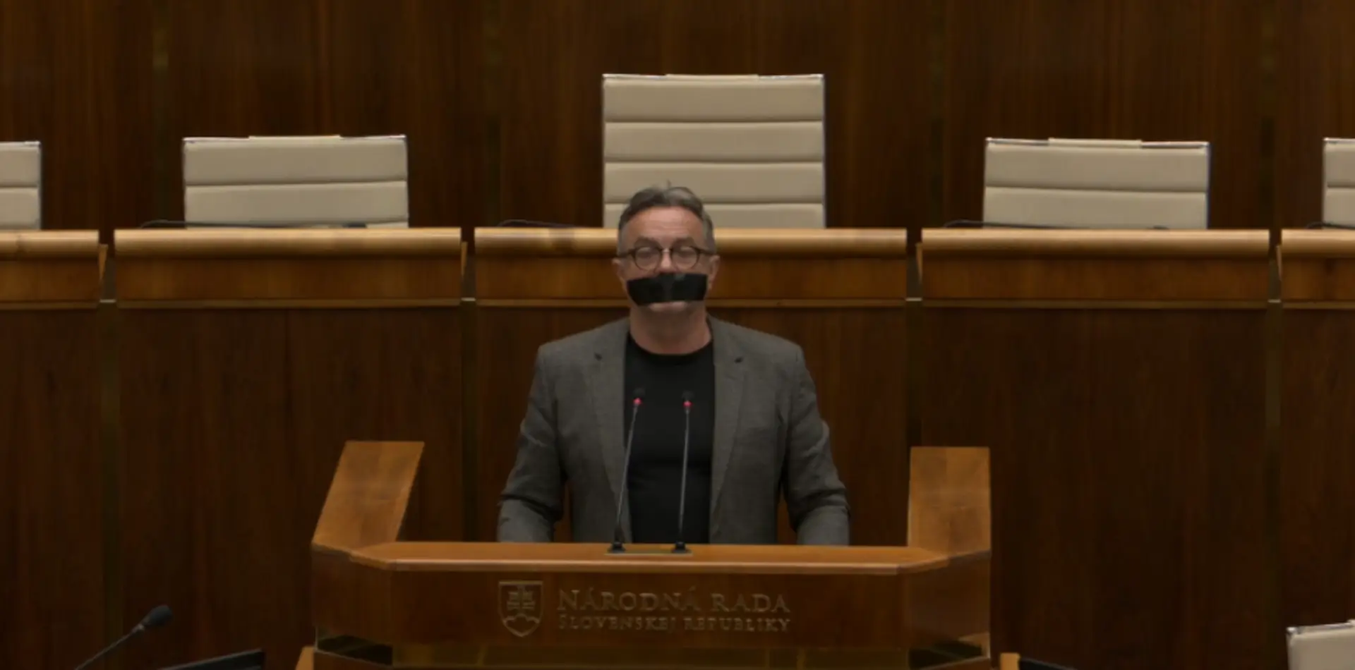 Jozef Pročko si prelepil ústa čiernou páskou.