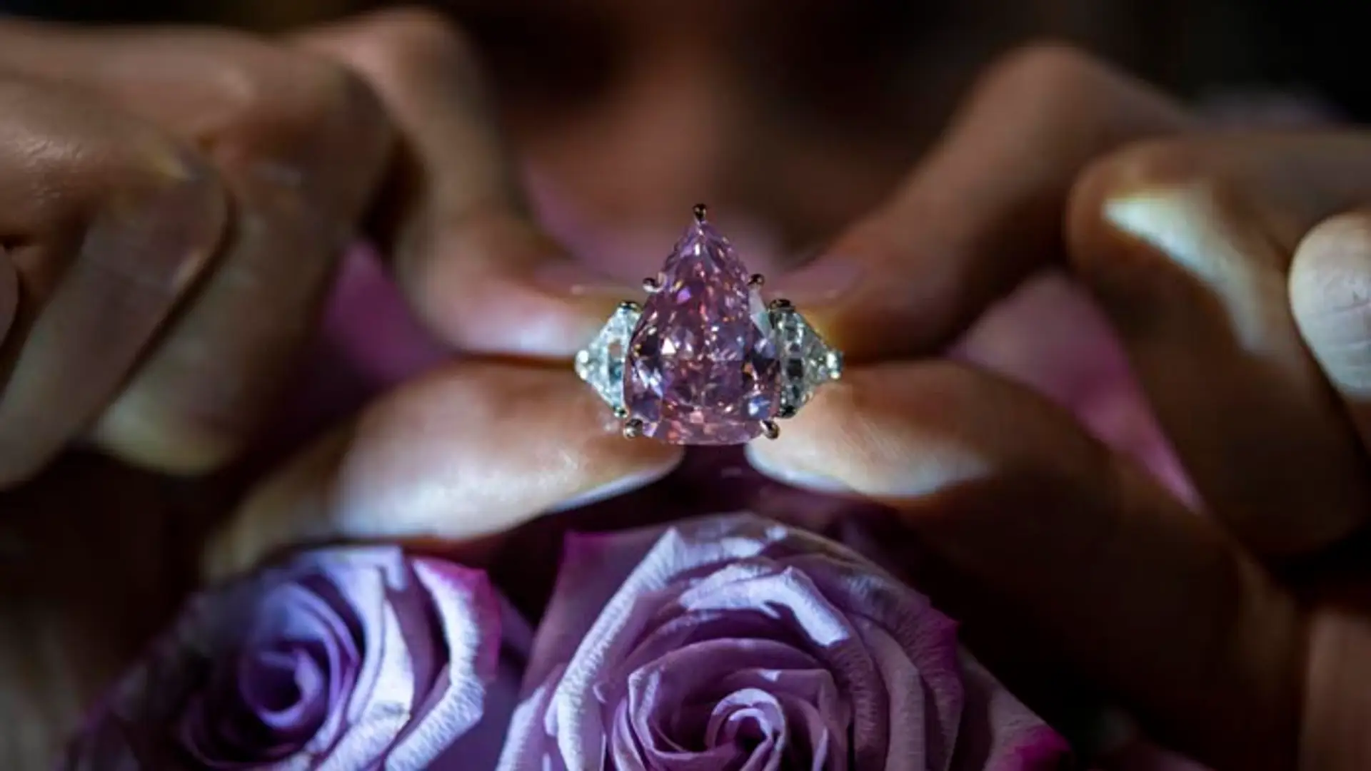 V Ženeve vydražili najväčší ružový diamant v tvare slzy.